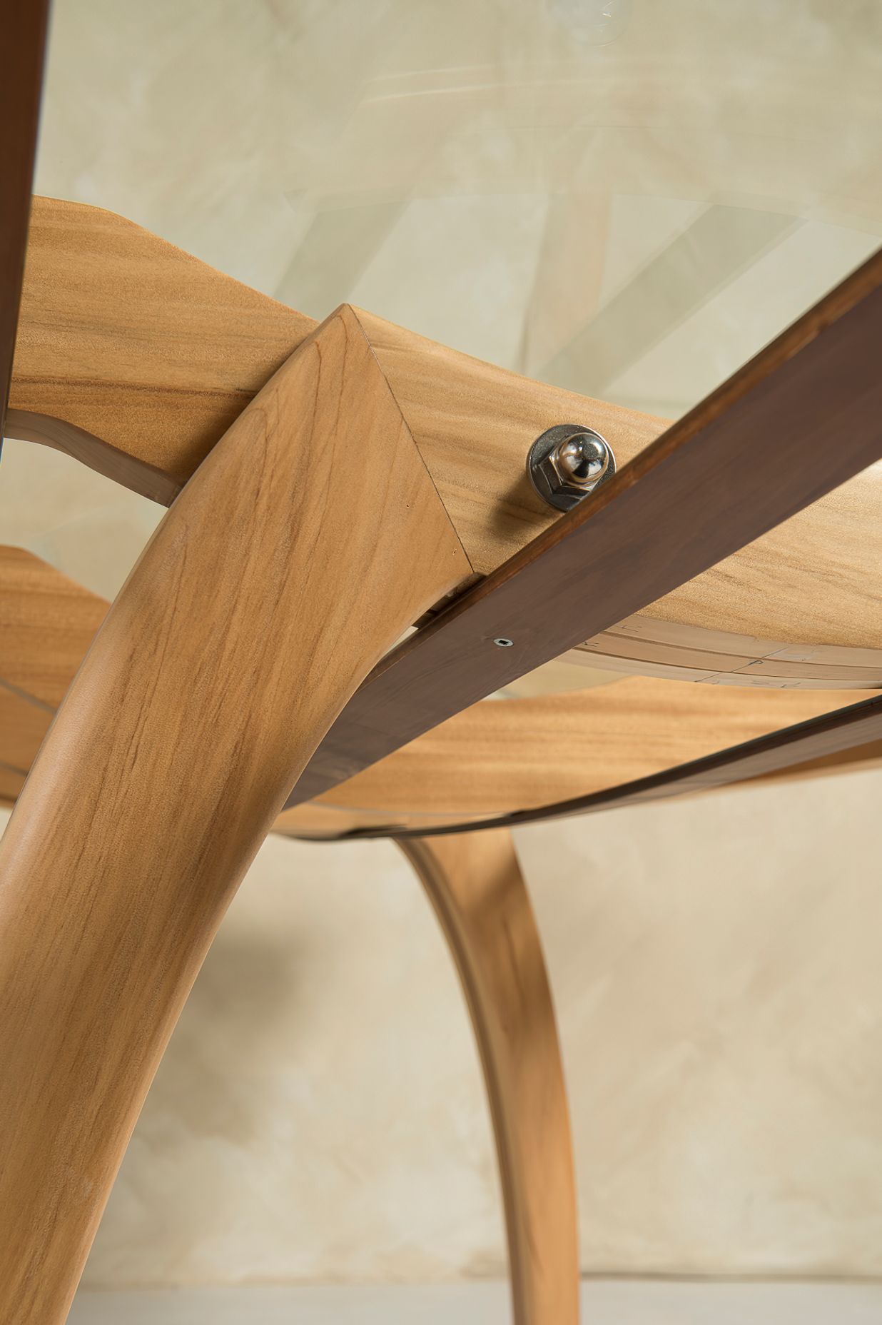 The Bailey Table reflects the elegant early lines of the ‘golden era’ of yachting.
