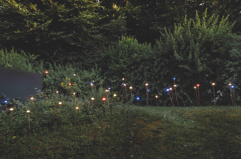 The Soffio range consists of a spherical diffuser which holds the light source, supported by a tall copper rod.