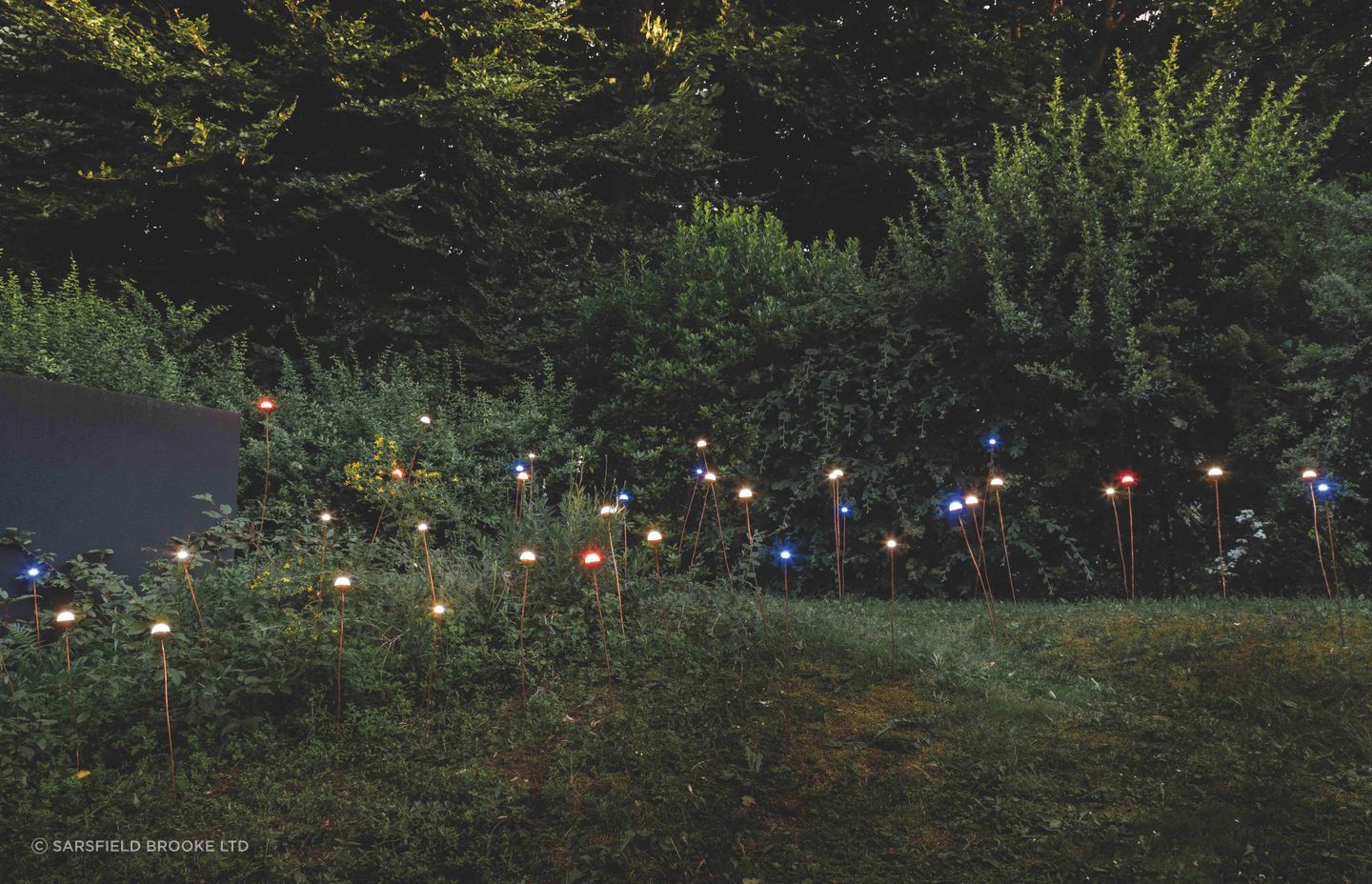 The Soffio range consists of a spherical diffuser which holds the light source, supported by a tall copper rod.