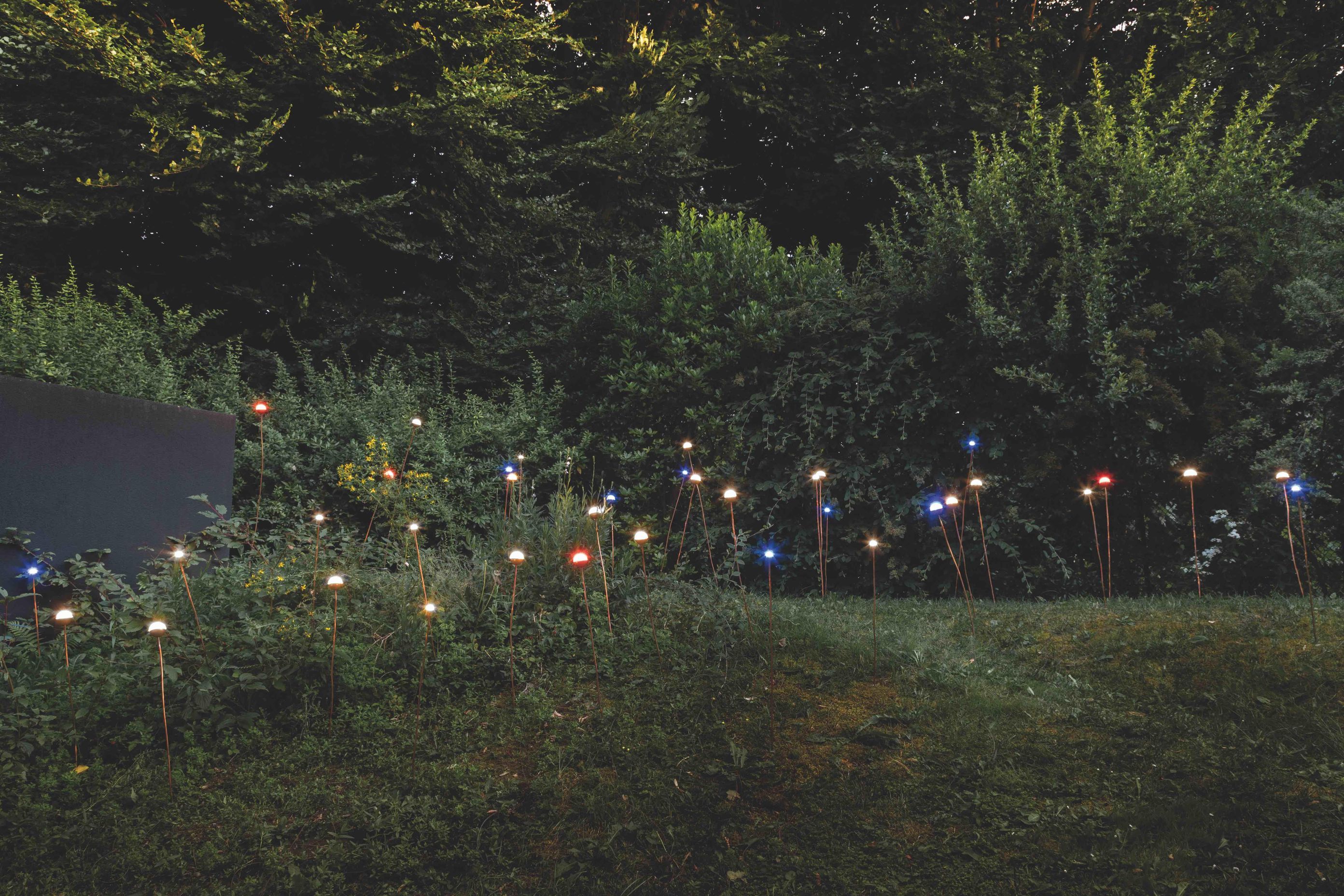 The Soffio range consists of a spherical diffuser which holds the light source, supported by a tall copper rod.