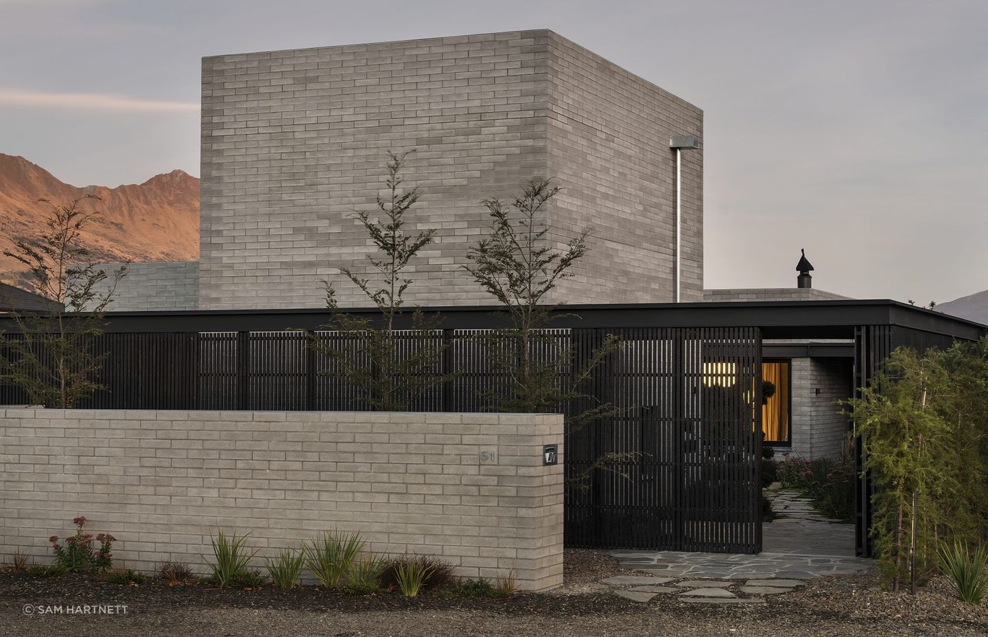 Viblock's slimline bricks play a key role in the overall style and performance of Wānaka S.K.I House.