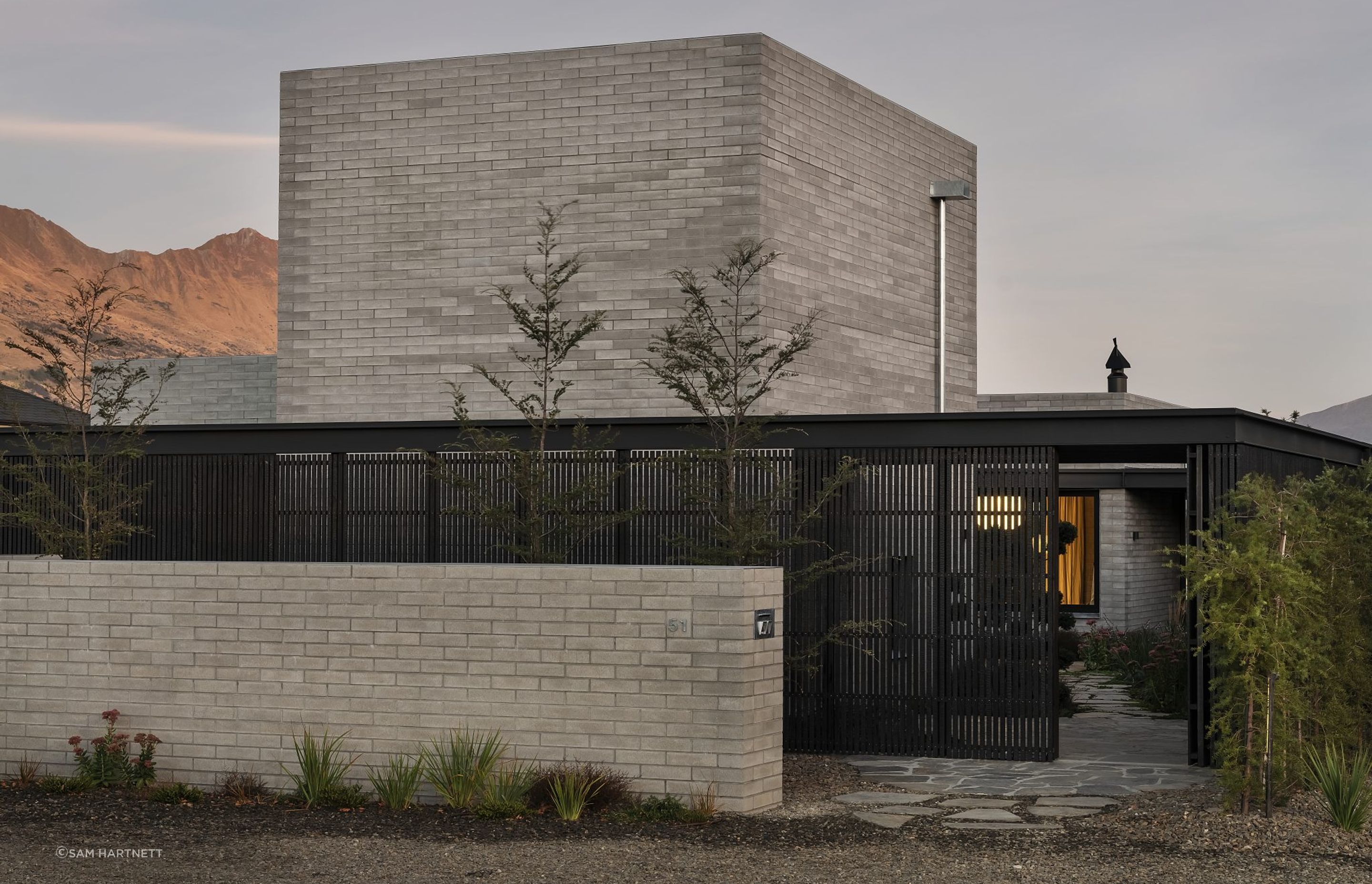 Viblock's slimline bricks play a key role in the overall style and performance of Wānaka S.K.I House.