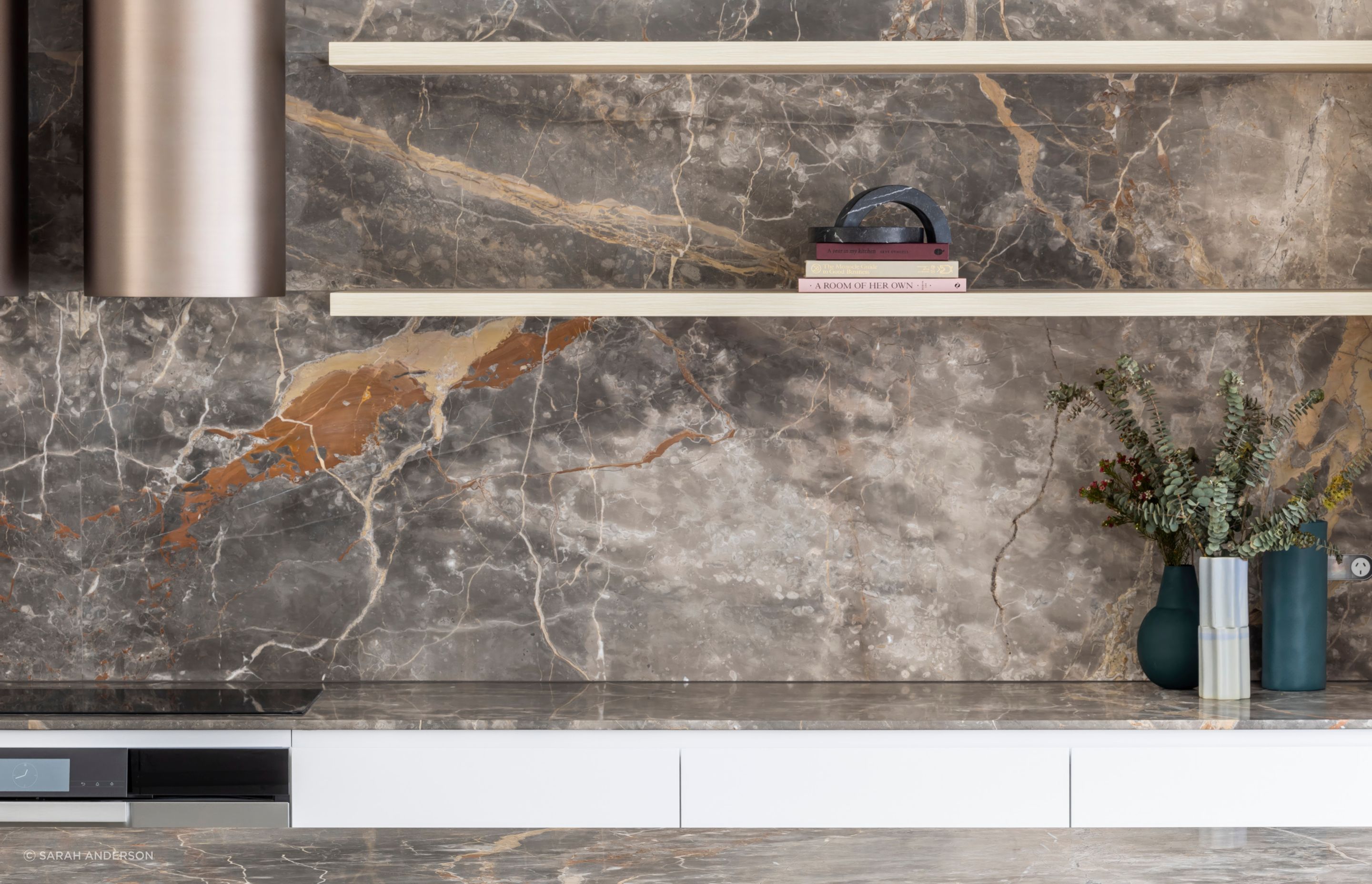 The marble makes a statement with its organic veining, with its tones tying into the rest of the space.