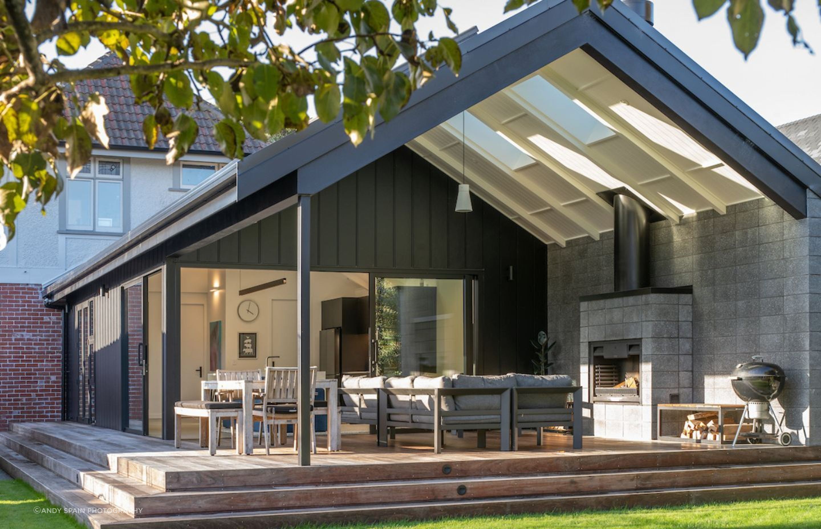 The stunning Hinau Villa transformation involved repurposing spaces within the house to suit better the needs of the owner and an incredible extension into the backyard to bring a warm and light space for the family to enjoy nights under the stars.