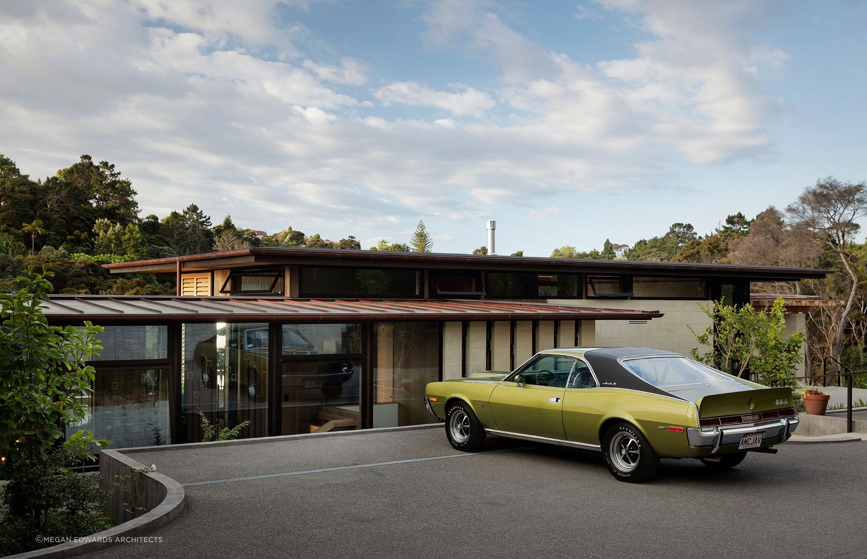 A passion for Californian mid-century modernism led to this spectacular home in Greenhithe. | Photography: Sam Hartnett
