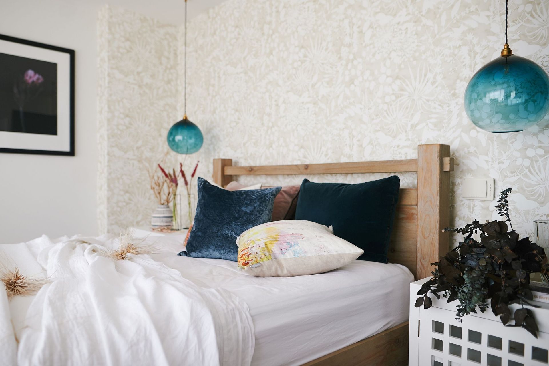 Keeping the presence of electronics to a minimum can help you achieve a calm atmosphere, wonderfully demontrated with natural grace in this Herne Bay home.