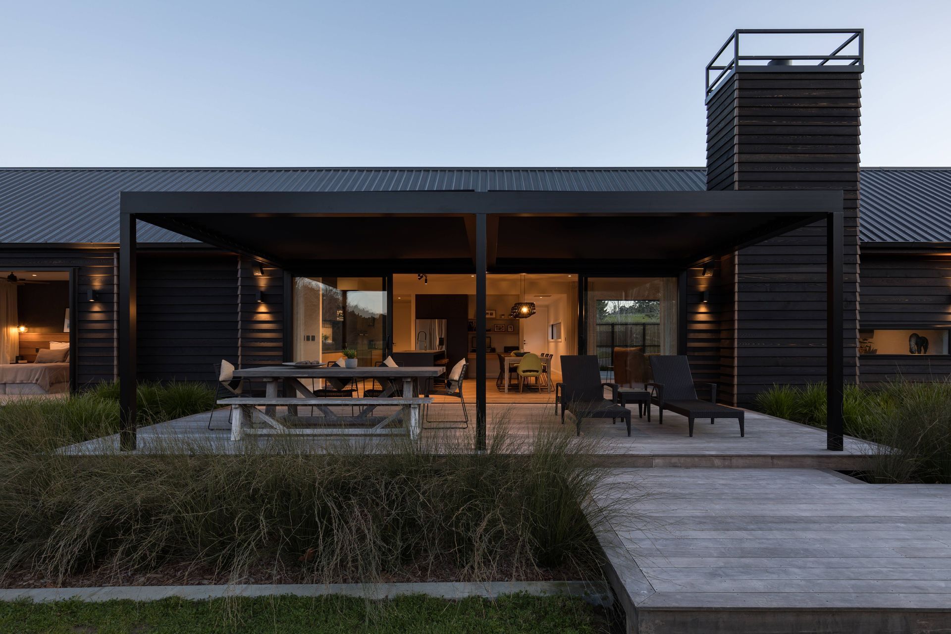 This generous 7.3x4.0m louvred outdoor space extends both sides of the sliding doors and accommodates both outdoor dining and lounging areas under the double bay RLX200 louvre system.