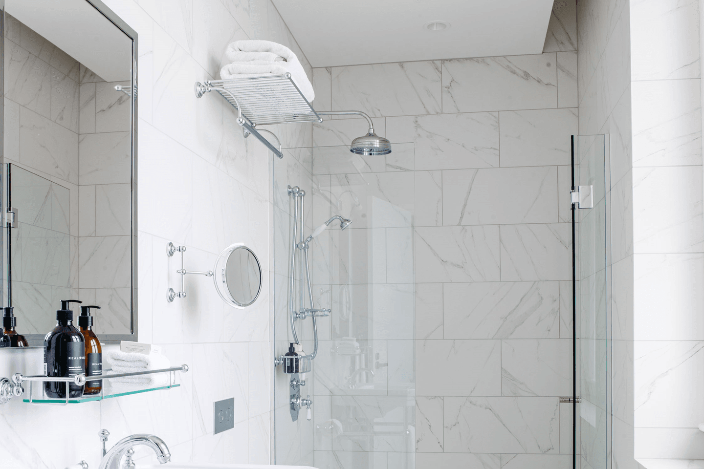 The elegant Metal Framed rectangle mirror adds a sophisticated element to this classic bathroom.