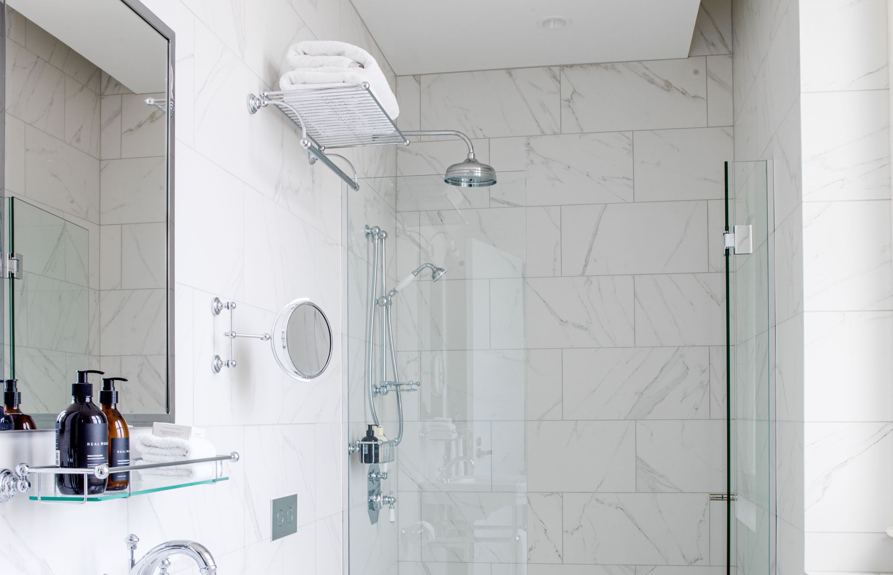 The elegant Metal Framed rectangle mirror adds a sophisticated element to this classic bathroom.