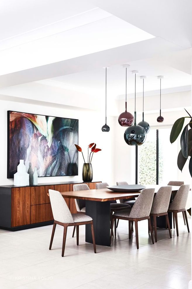 In the dining area, a striking painting – Genshi Genshi by Ian Greig – is the focal point. “Anna and I love abstract art,” says Fabio. Riva 1920 ‘Rialto’ sideboard and ‘Sky’ dining table, Eforma ‘Max’ dining chairs, and Penta Light ‘Glo’ pendant lights, all Fanuli. Clay Bottle vases by Paola Paronetto.