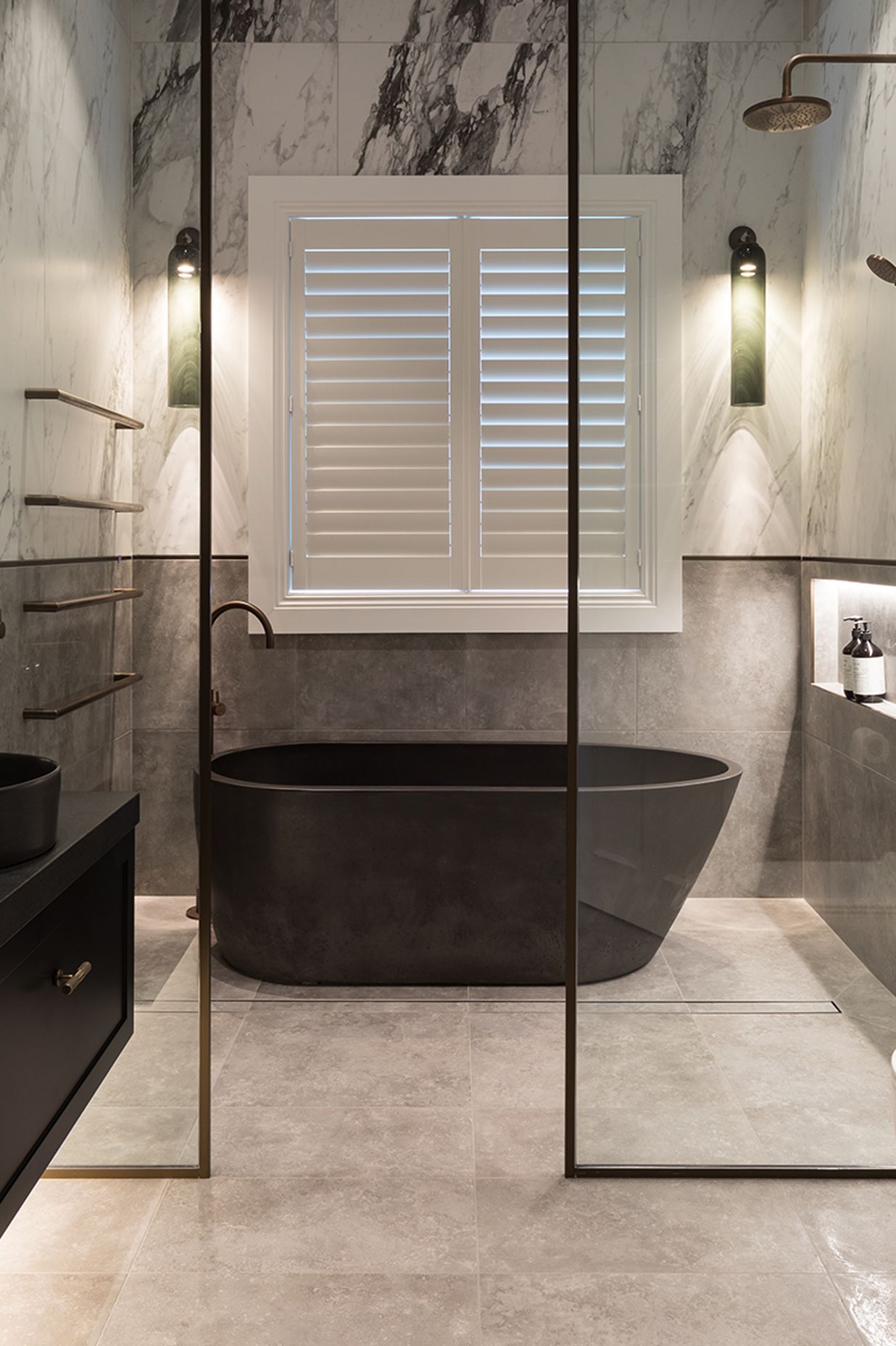 In this residential bathroom, Sticks + Stones Design used Quantum's large-format Italian Carrara 900 x 1800mm tiles from the popular Bianco collection.