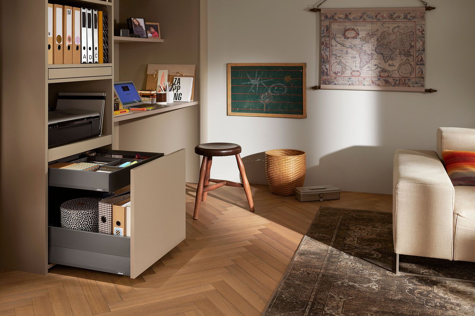 The innovative L-shape of the MERIVOBOX runner ensures advanced stability and a high capacity of up to 70kg.