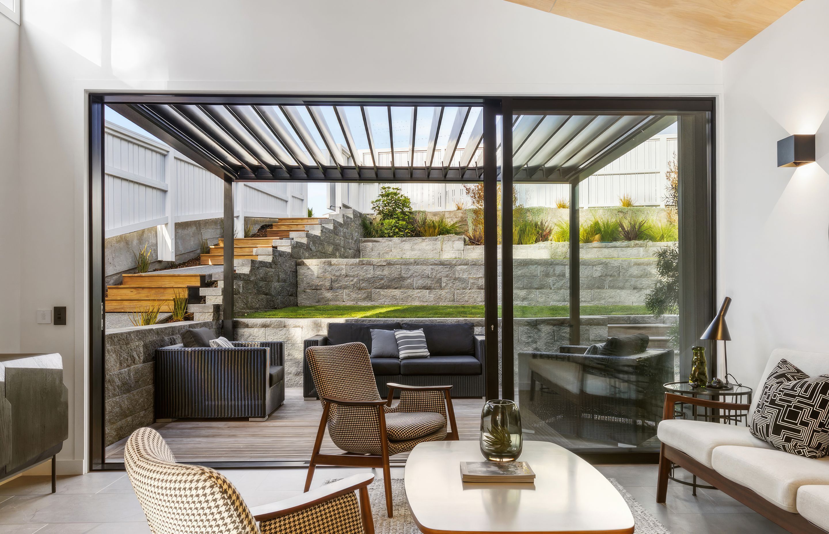 Louvre roofs allow the outdoor entertainent area to become an extention of the home's main living area. EXO louvre's feature clean lines with minimal visible fastenings.