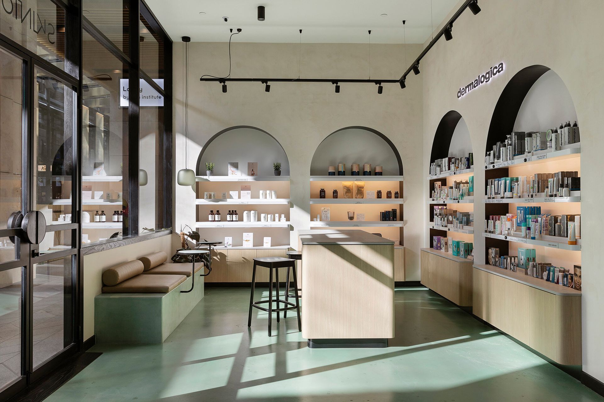 Skintopia Commercial Bay – Design principles for the space is creating a calm and serene space using natural, glowing, and translucent materials. Products are displayed in a beautiful yet unobtrusive way that’s complimented by the warm and soft lighting.