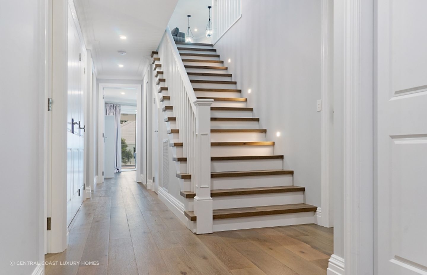 Textbook use of hallway and staircase lighting at Tiarri Hamptons - Photography: Greg Rivers - Clixar