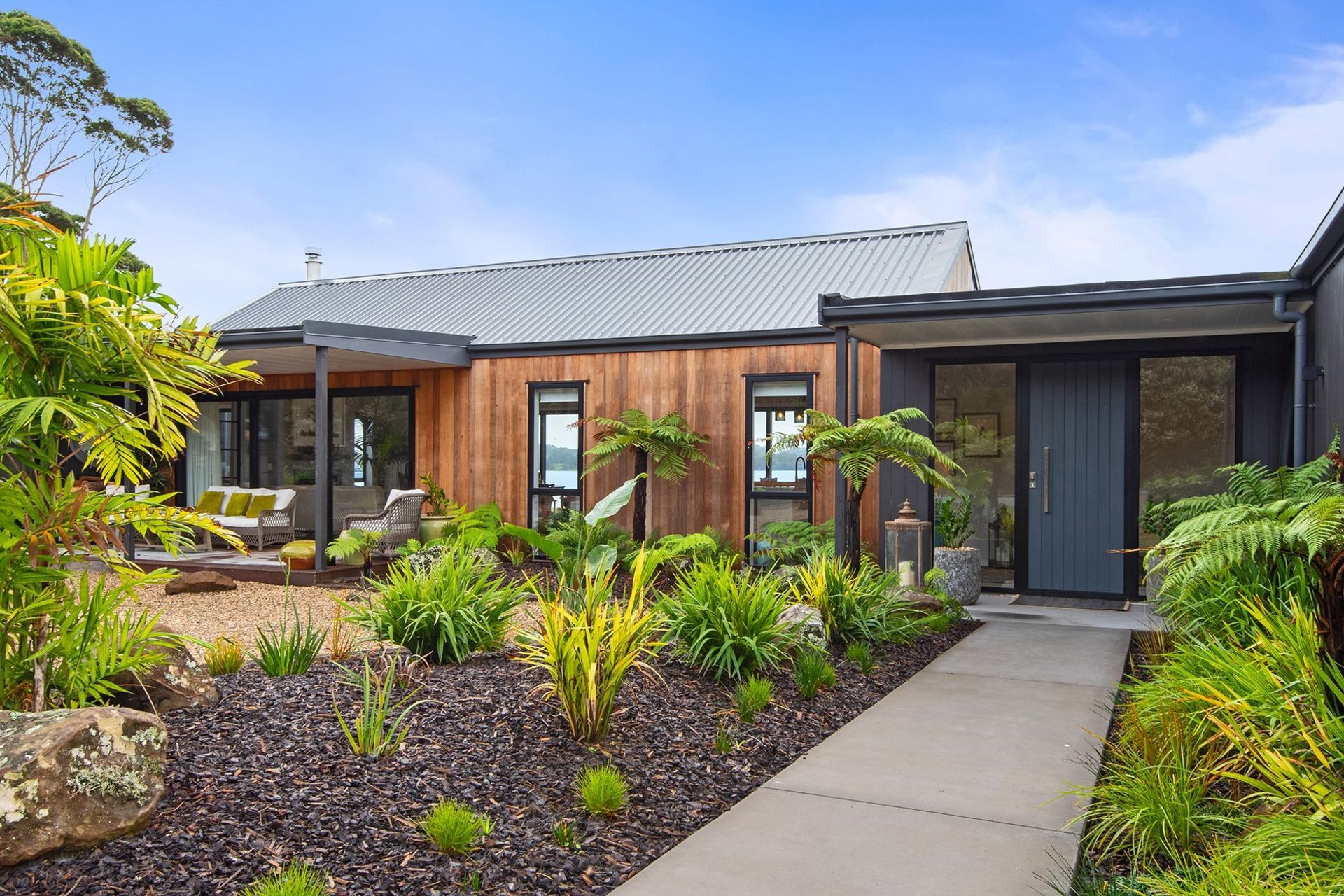 Sleek, grey Axon panels allow the naturally stained western red cedar cladding to shine.