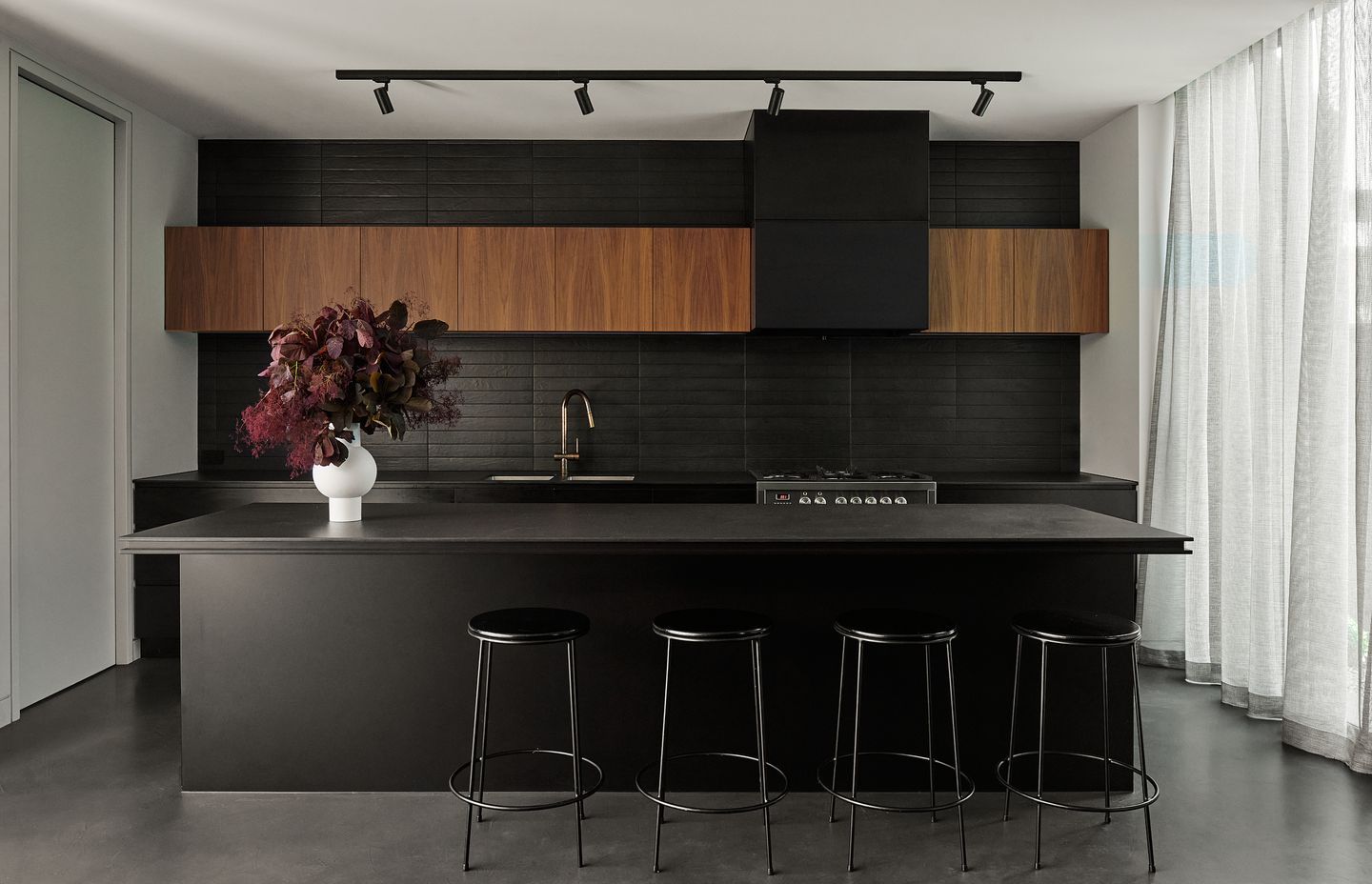 The Bach Pad, Hampton by Merrylees Architecture &amp; Interiors | Photography by Veeral