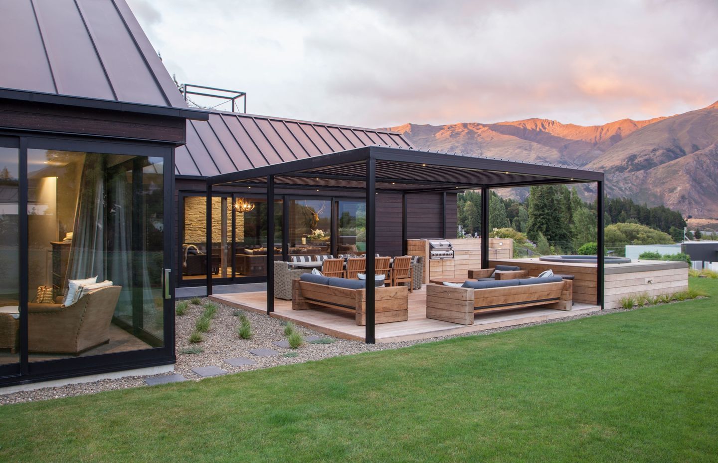 This project in Arrowtown (Wanaka) employs a steel RHS (box section) structure