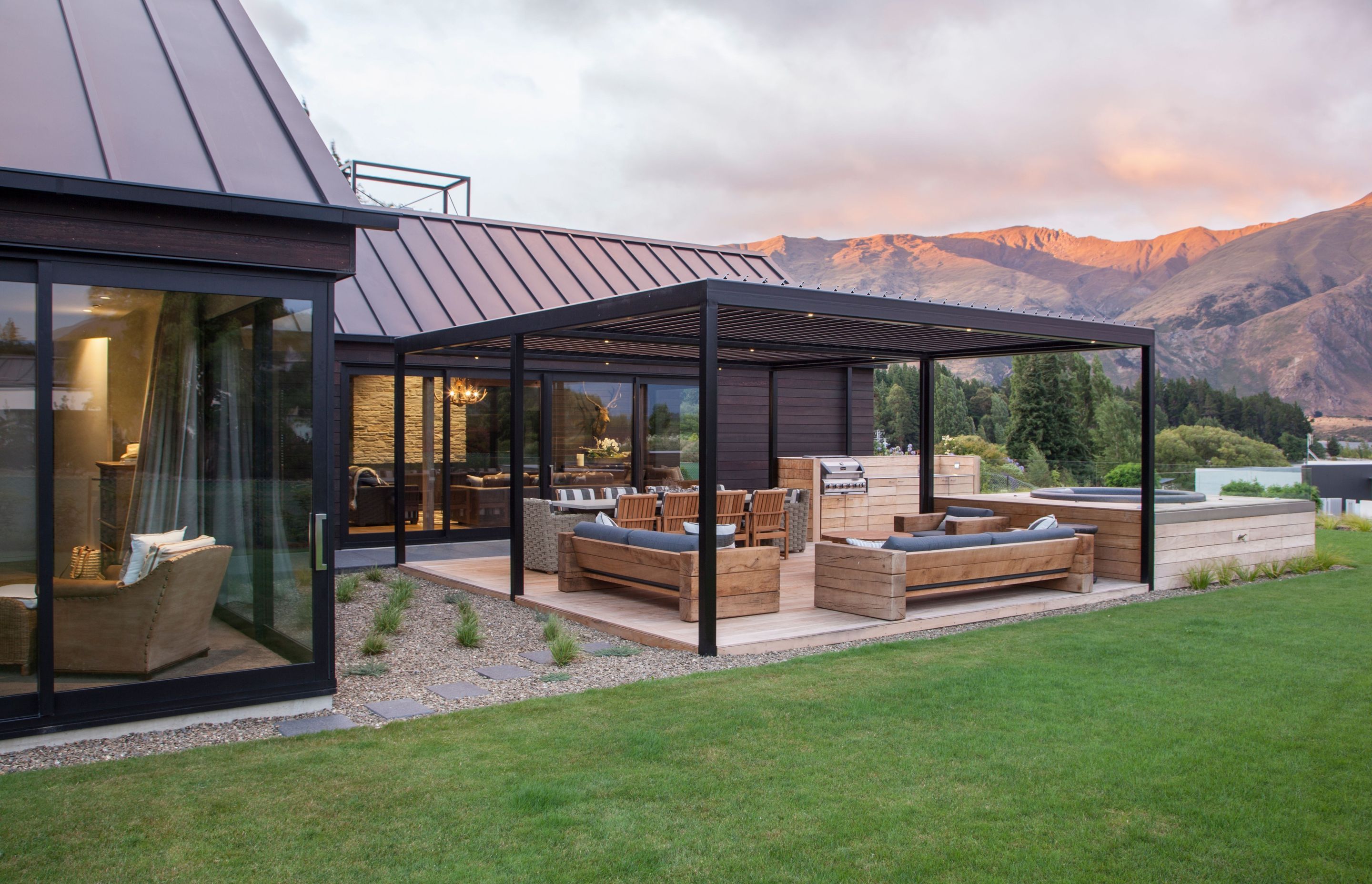 This project in Arrowtown (Wanaka) employs a steel RHS (box section) structure