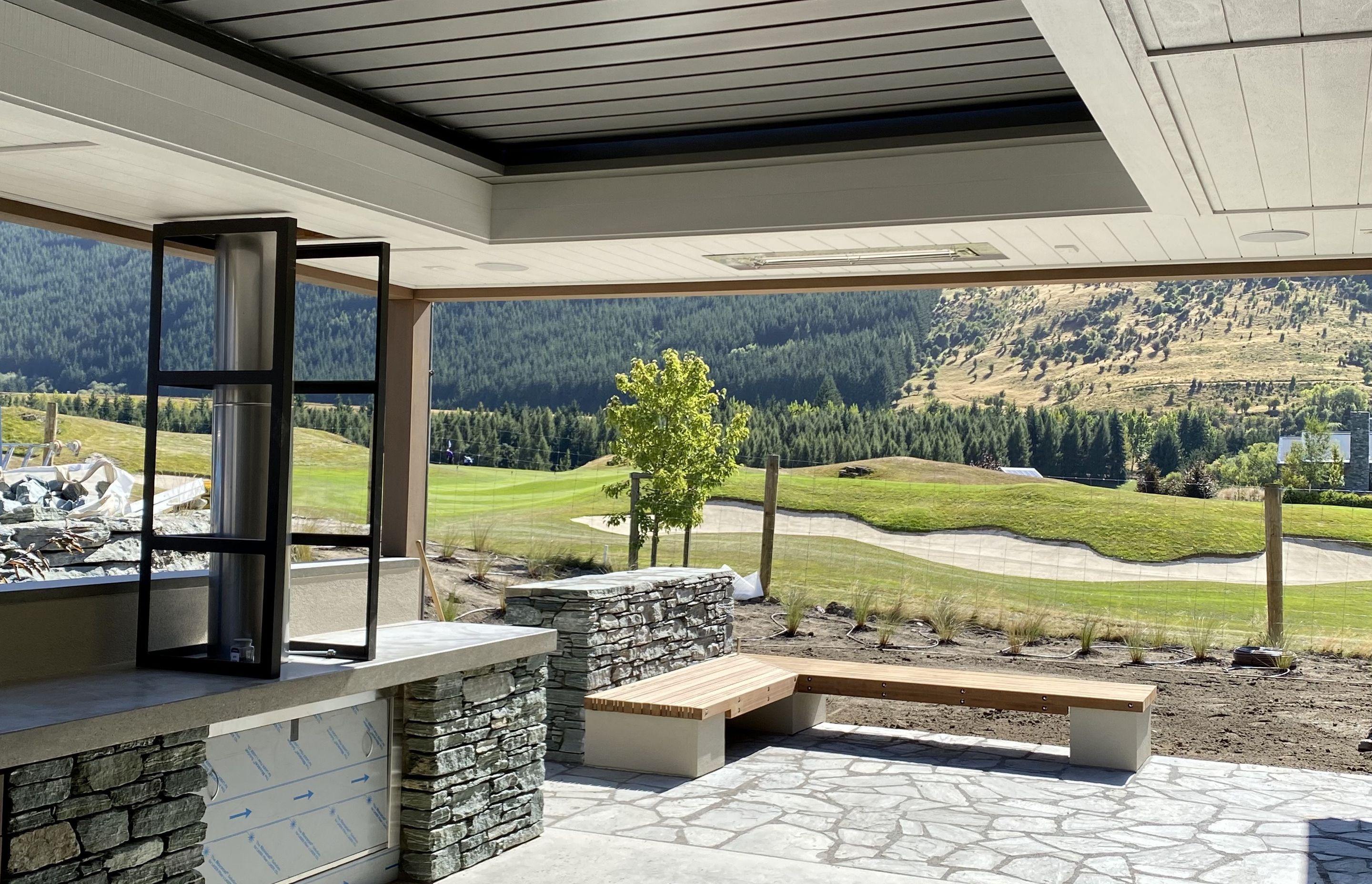 Motorised RL200 louvres system have been inserted into an opening in the roof of this outdoor room in Millbrook