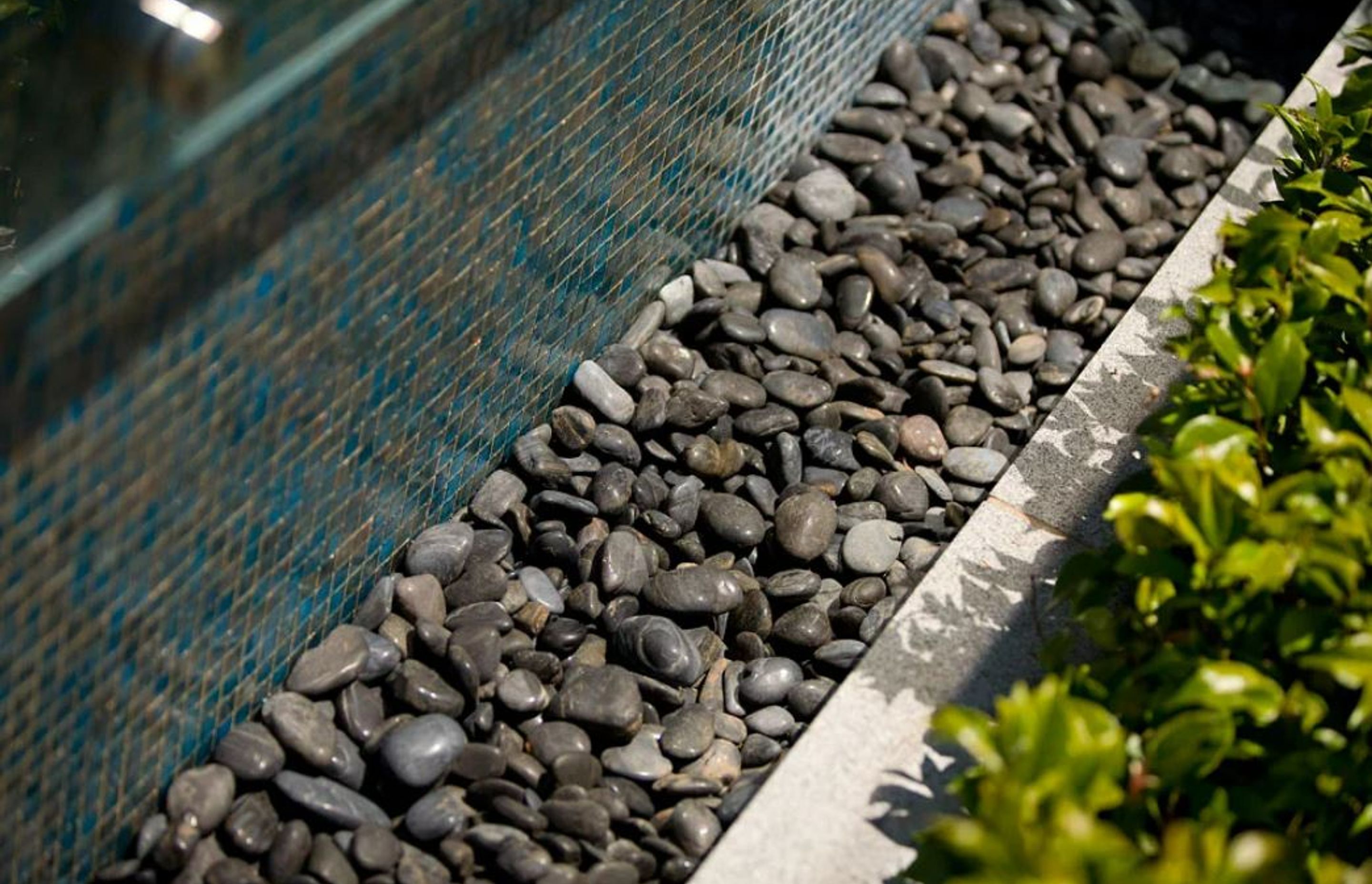 10 creative ways to use pebbles for landscaping