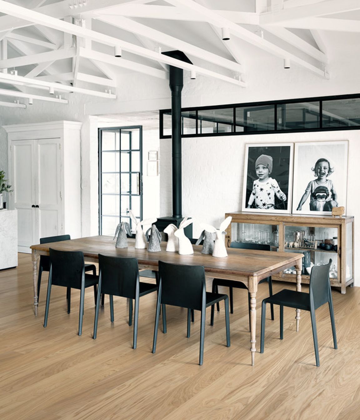Reminiscent of fields of golden grain, Whole Grain Wide is a single-strip stained oak floor from the Life Collection. Four-sided micro-bevelling at the edges ensures a classic full plank look.