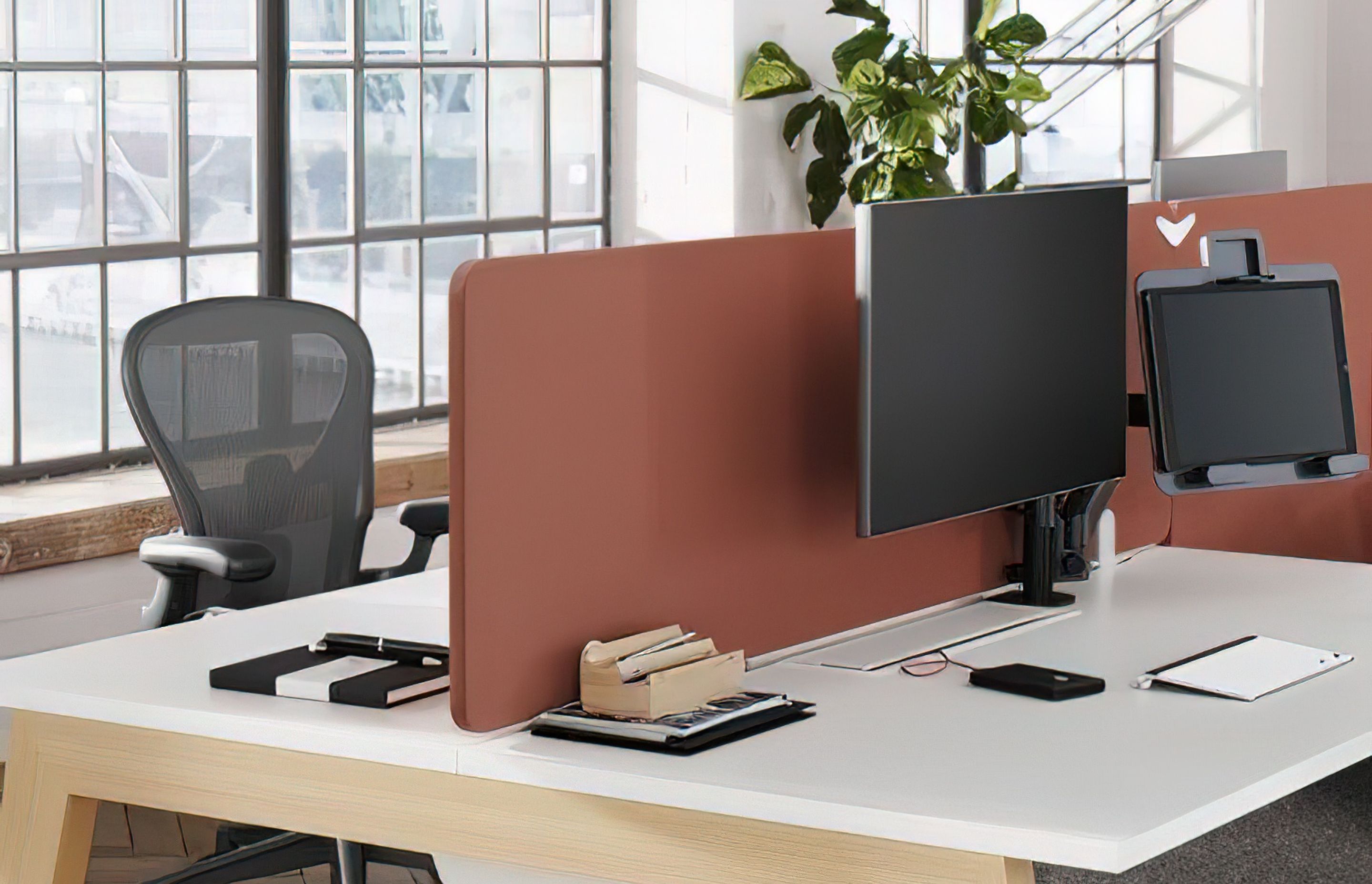 The Byne System by Herman Miller is designed for customisation, making it the perfect tool for small, medium, and large offices.