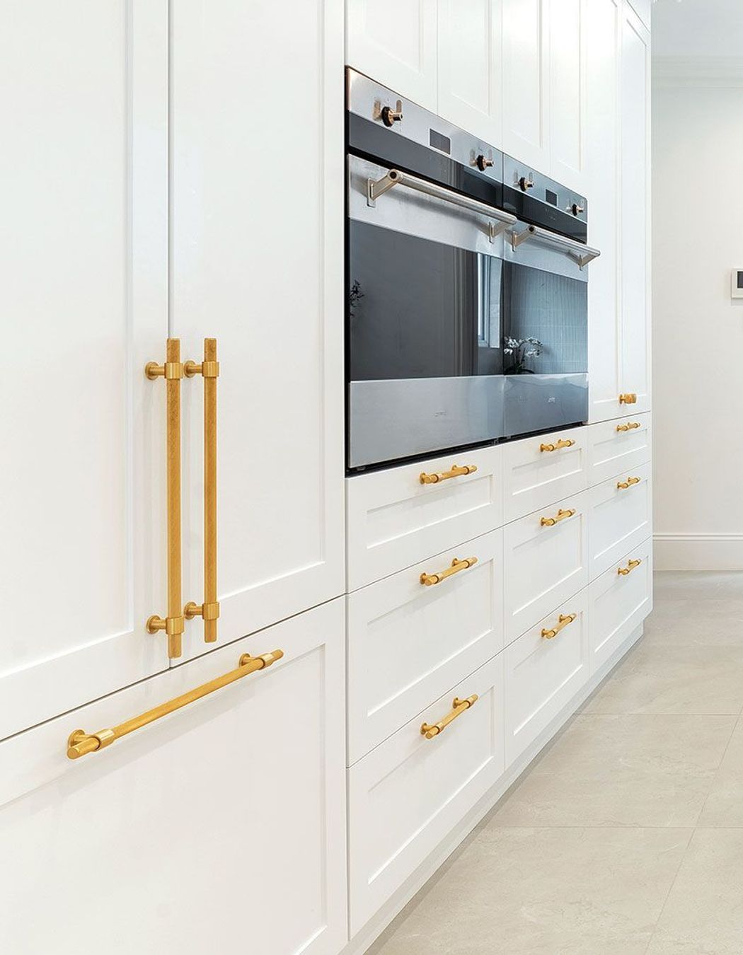 Momo Handles Bellgravia range featured on this Hampton's style kitchen.