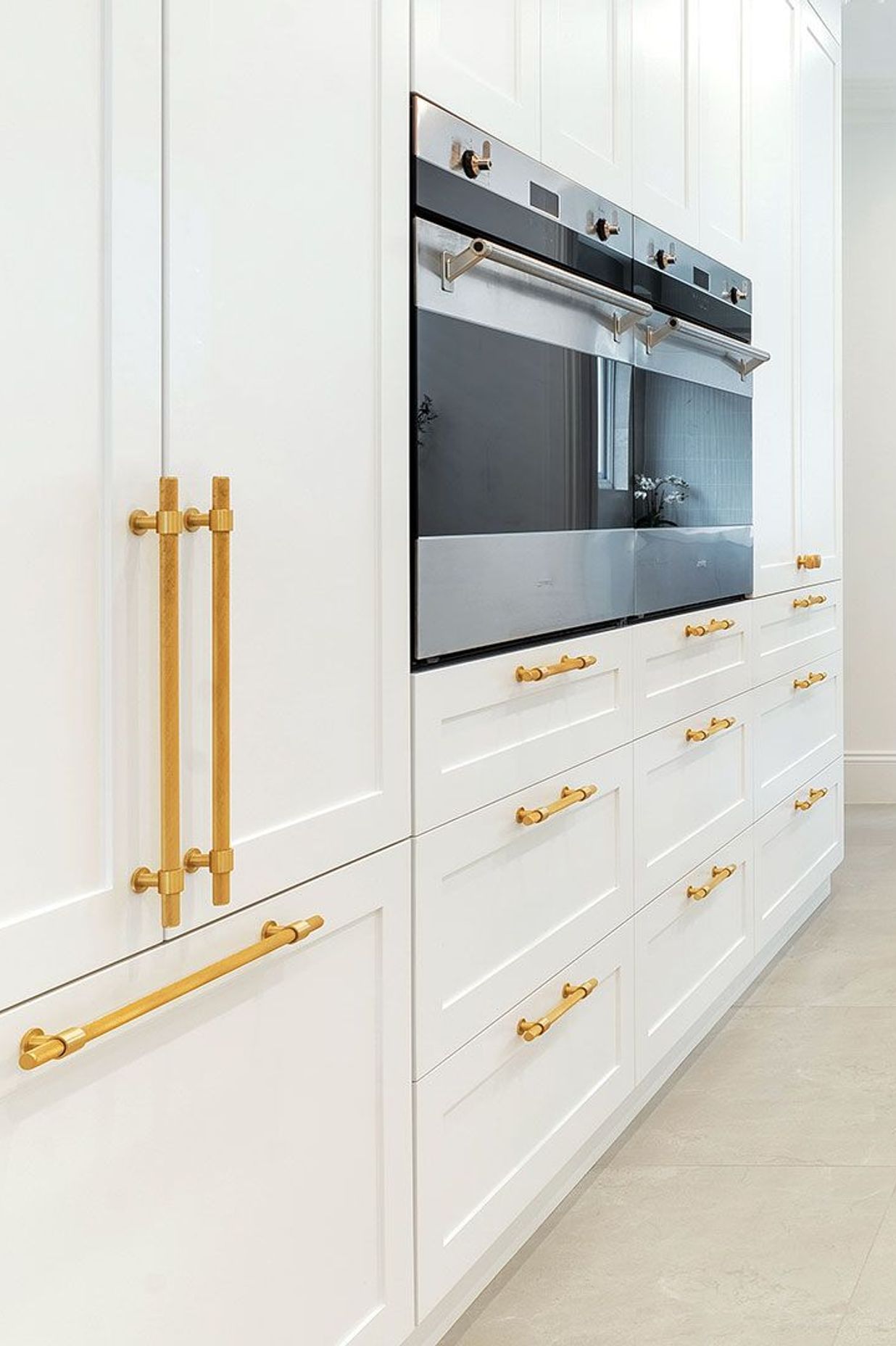 Momo Handles Bellgravia range featured on this Hampton's style kitchen.