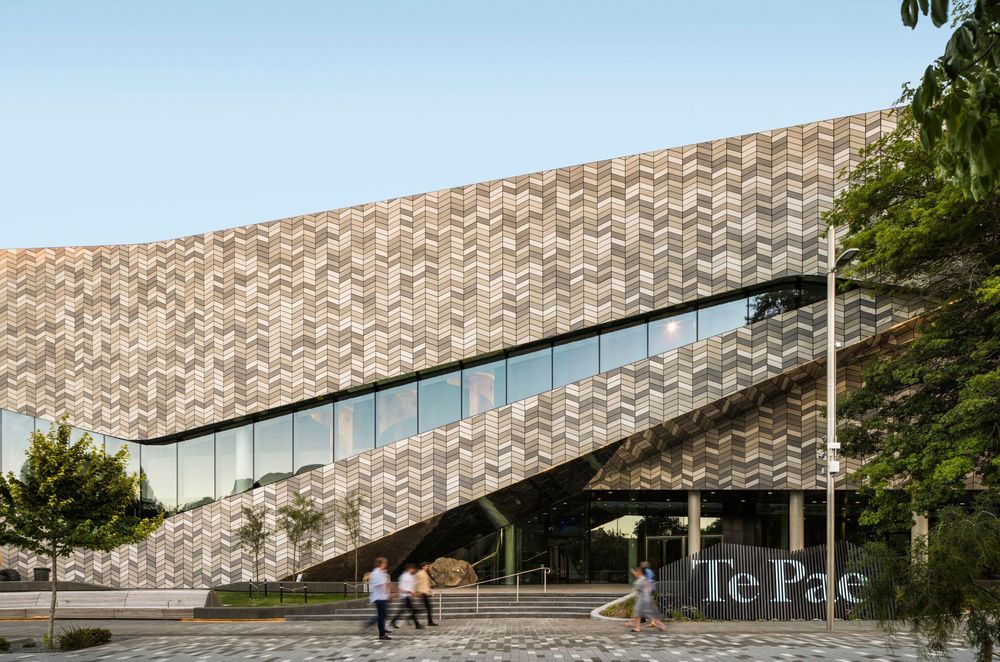 Te Pae’s exterior articulates the weaving of Canterbury’s rivers, and features a facade of 43,000 tiles in six tones.