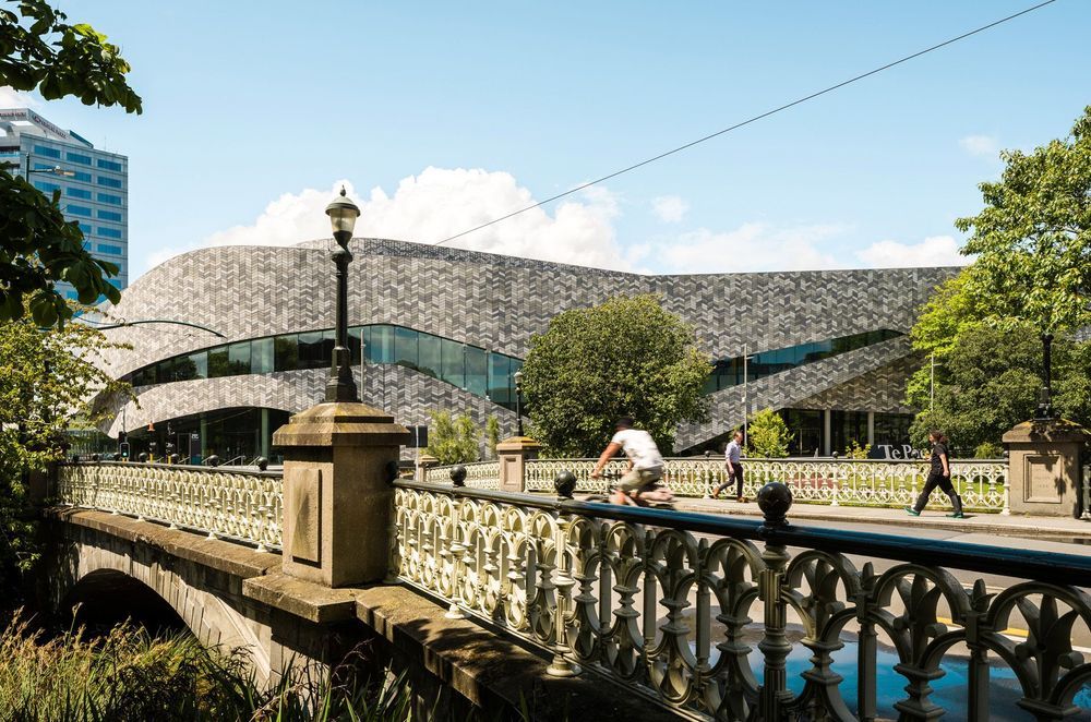 Te Pae's biophilic form and materiality allows it to blend seamlessly in the idyllic setting next to Ōtākaro Avon River, Victoria Square, and Cathedral Square.