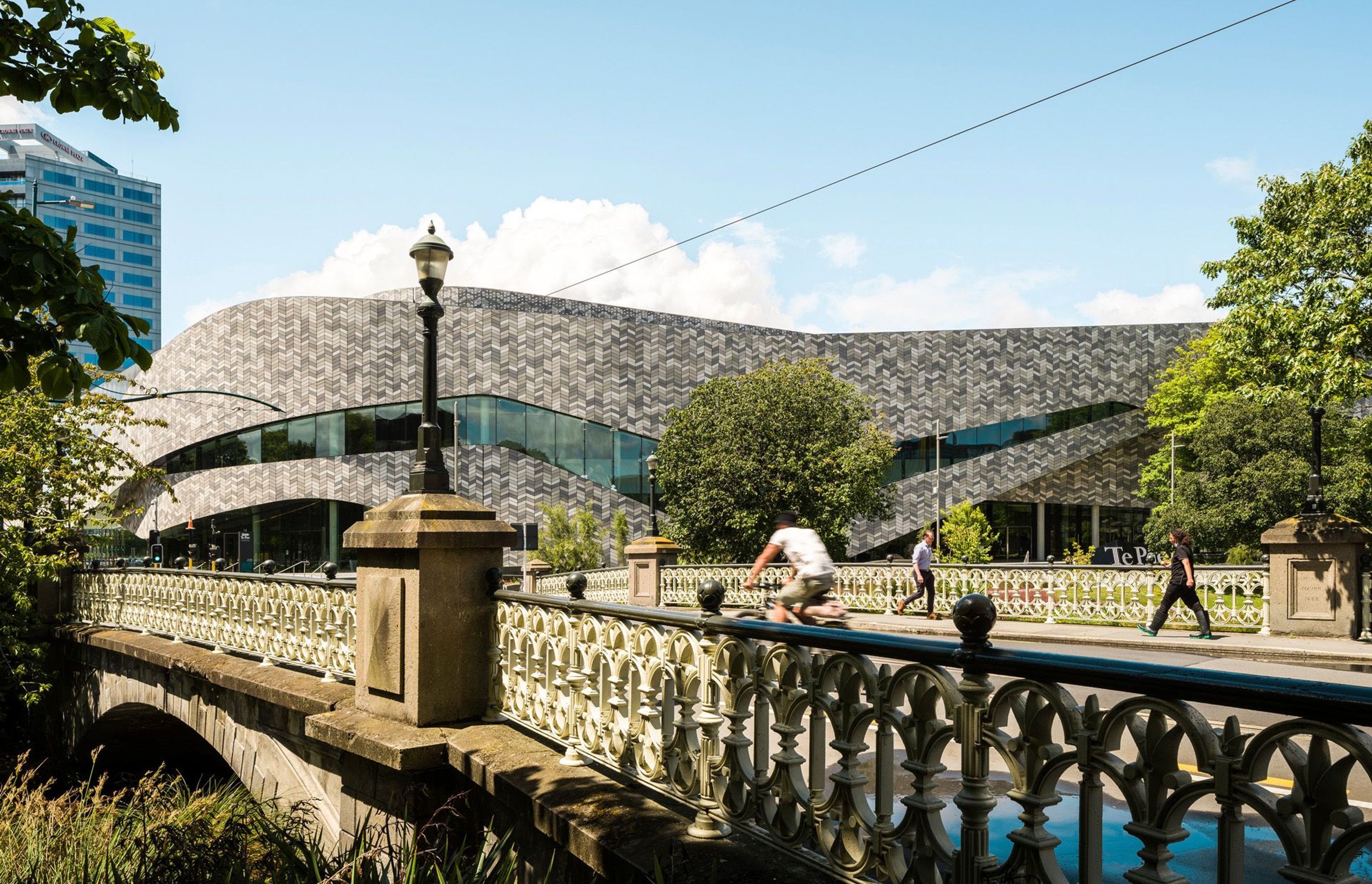 Te Pae's biophilic form and materiality allows it to blend seamlessly in the idyllic setting next to Ōtākaro Avon River, Victoria Square, and Cathedral Square.