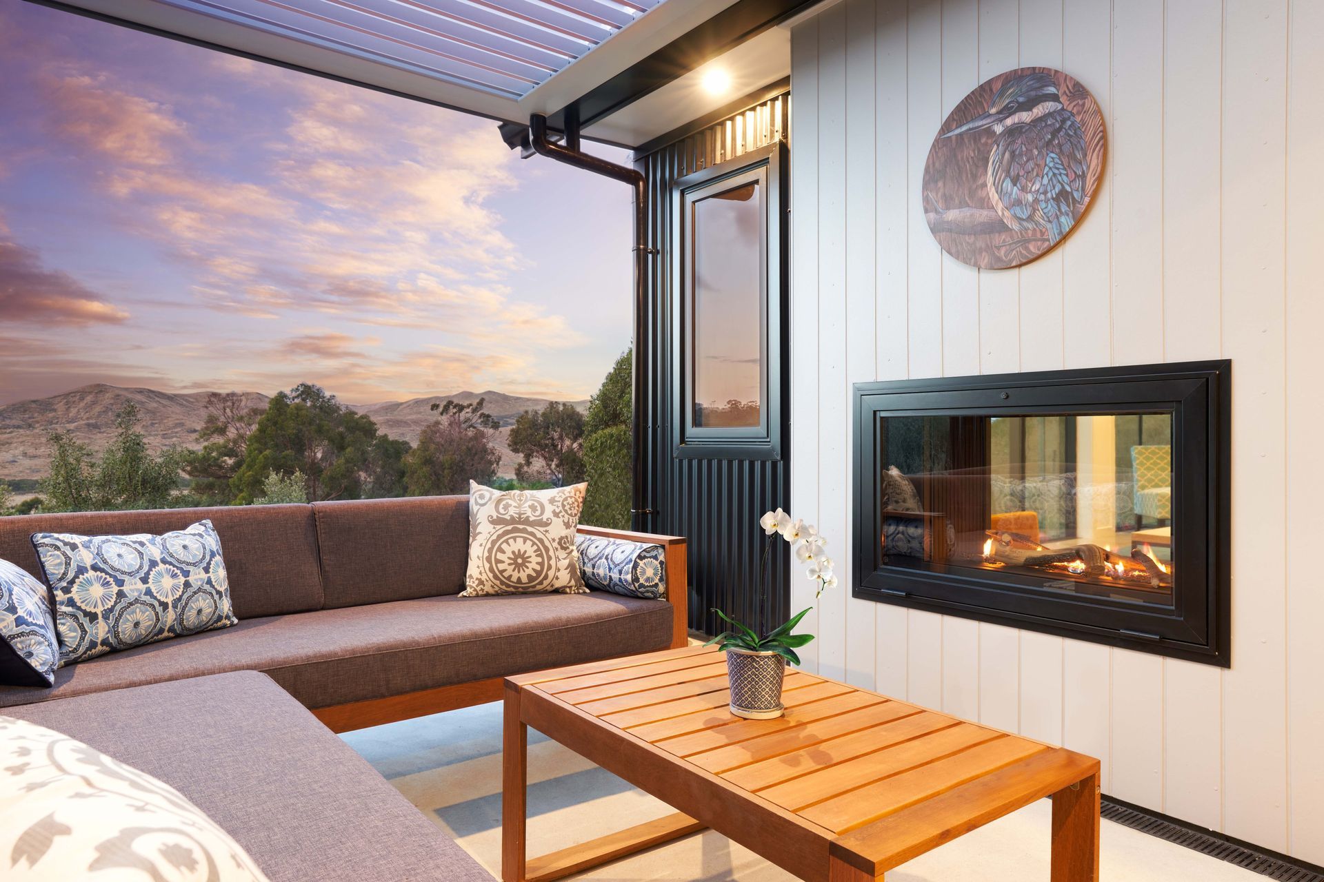 The Linear Indoor-Outdoor is compatible with all exterior cladding types including brick and weatherboards and is paired with low-profile, matt-black aluminium joinery.