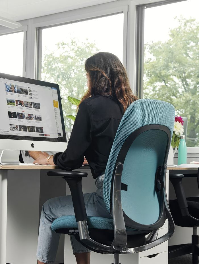 One of the more noticeable visual features of the giroflex 40 is the “O” shape on the backrest, a feature that drew inspiration from Swiss design as well as the design language of previous Giroflex chairs. | Photographer: Younès Klouche | Featured: giroflex 40