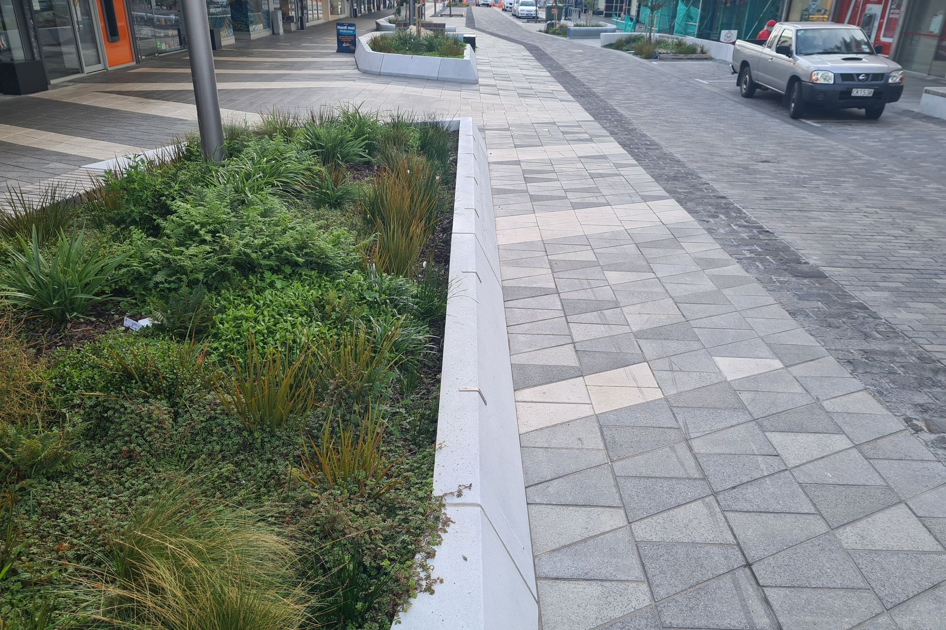 The basket weave of the poti, is a repeating motif in the design.