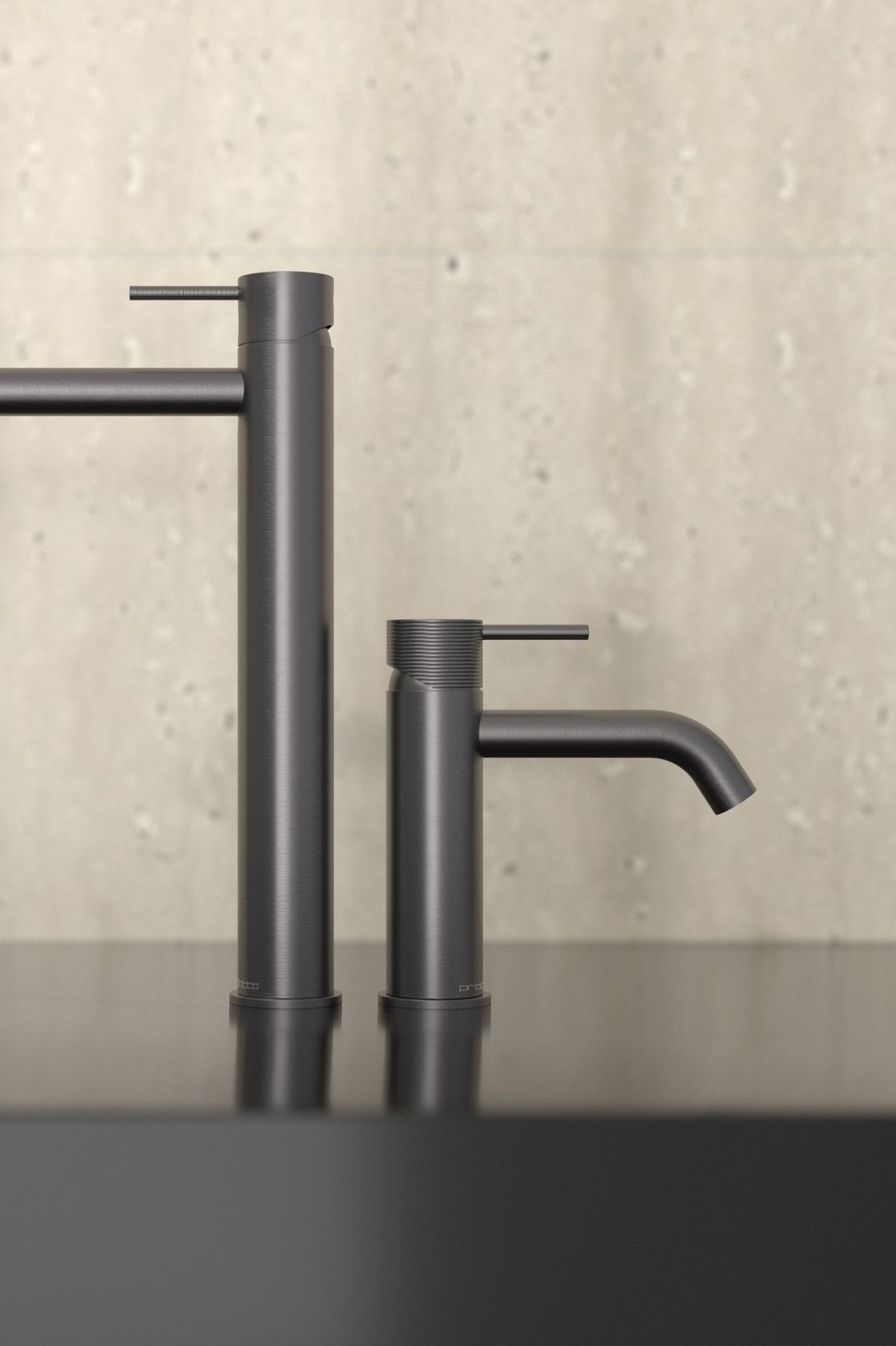 Oli 316 is available in four finishes and two designs, one of which features subtle striations around the handle that evoke a tactile response without being overly fussy.
