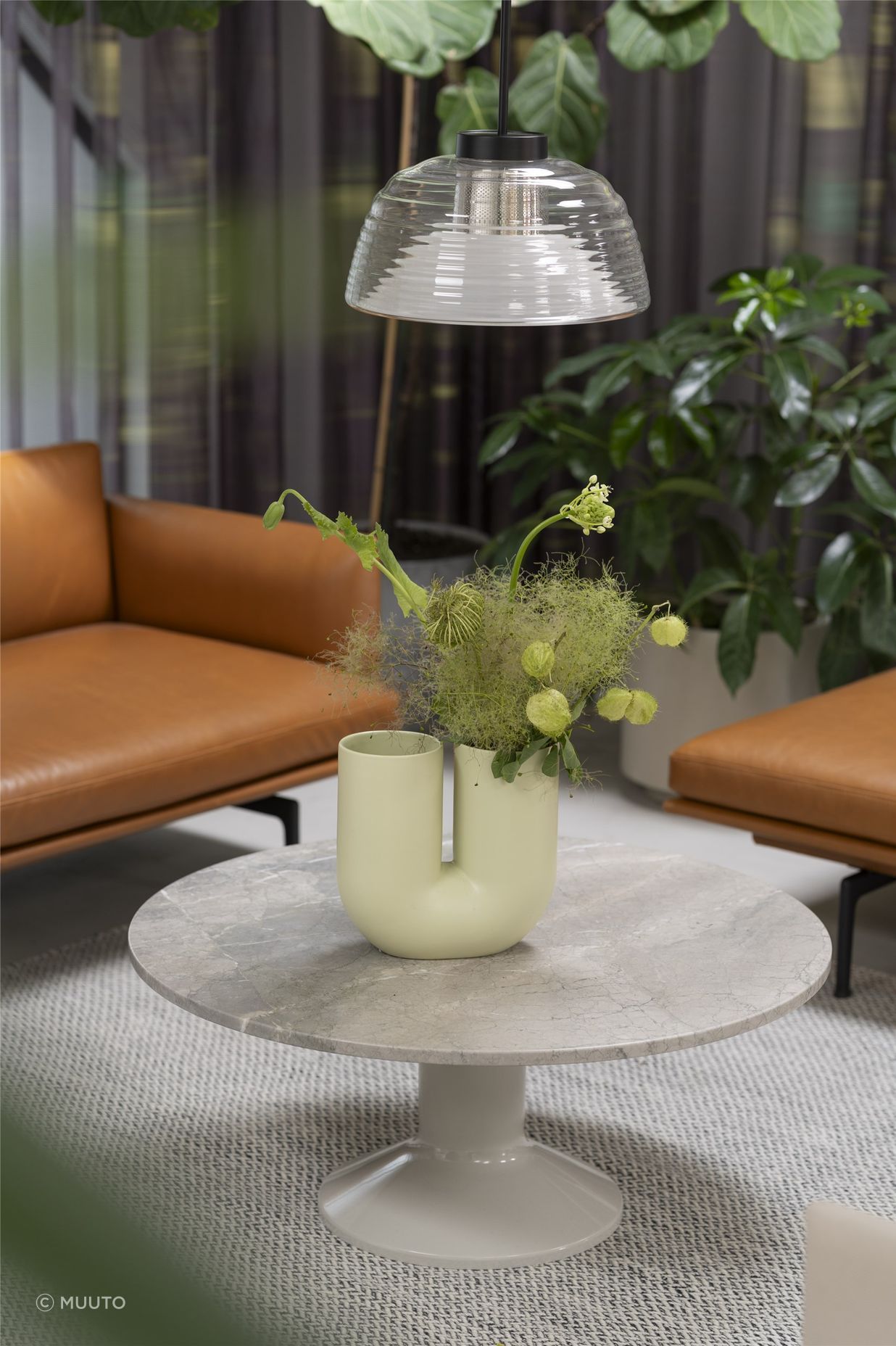 3daysofdesign-2025-muuto-spaces-overview-midst-coffee-table-kink-vase-outline-sofa-two-layer-pendant-lamp150-v5.jpg