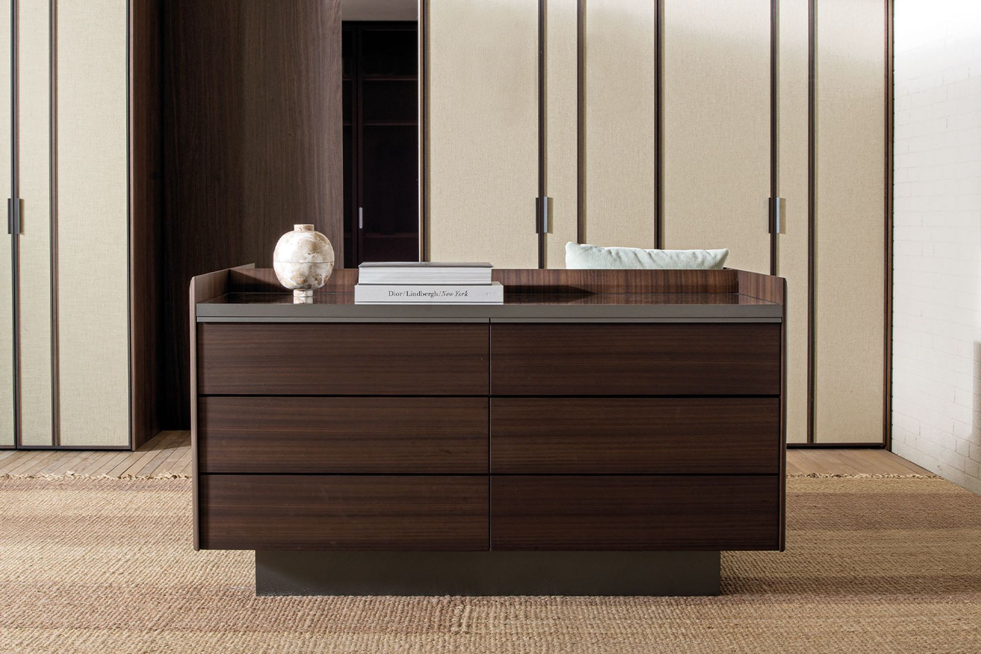 Baltimora by Matteo Nunziati is a double-sided island unit designed to be placed in the center of a room. Versatile and eclectic, it can adapt to any location in the bedroom, creating either a unique standalone element or a dynamic dialogue with existing wardrobes or cabinets.