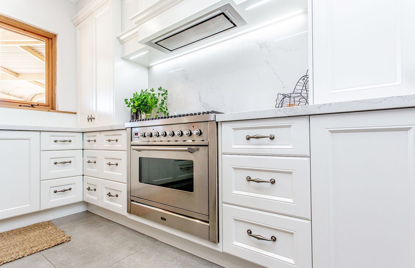 © Lazarou Joinery - featuring Schweigen UM-PA9S 900mm Silent Undermount Rangehood