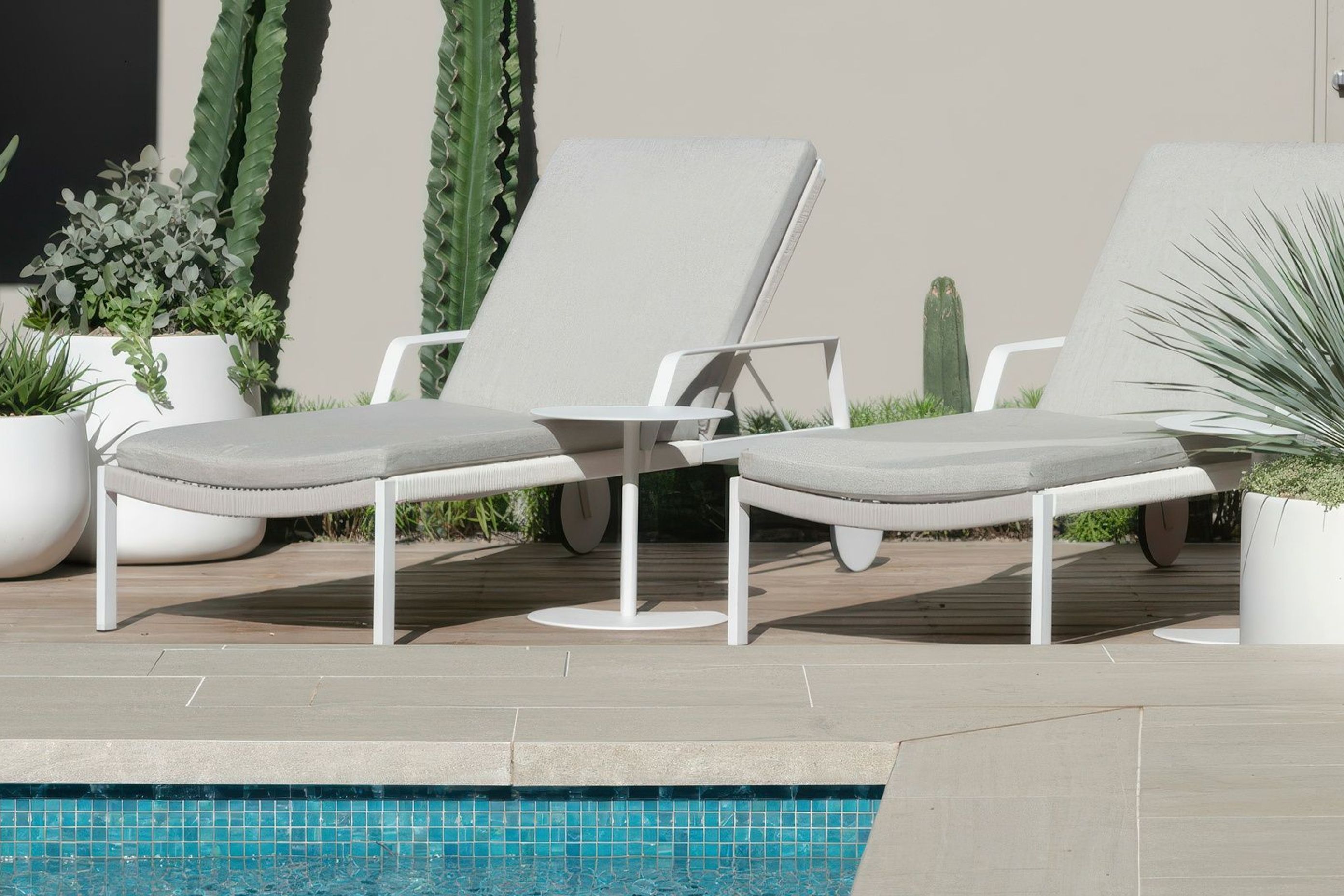 516474dedc3d-minimal-poolside-blog-2-cda4e1935x536cropcenter-gigapixel-standard-v2-2x.jpeg