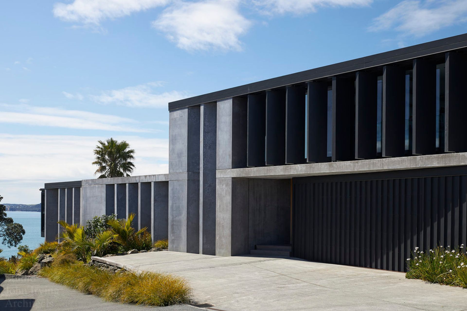 Cliffhanger House, Red Beach Architecture / Studio John Irving