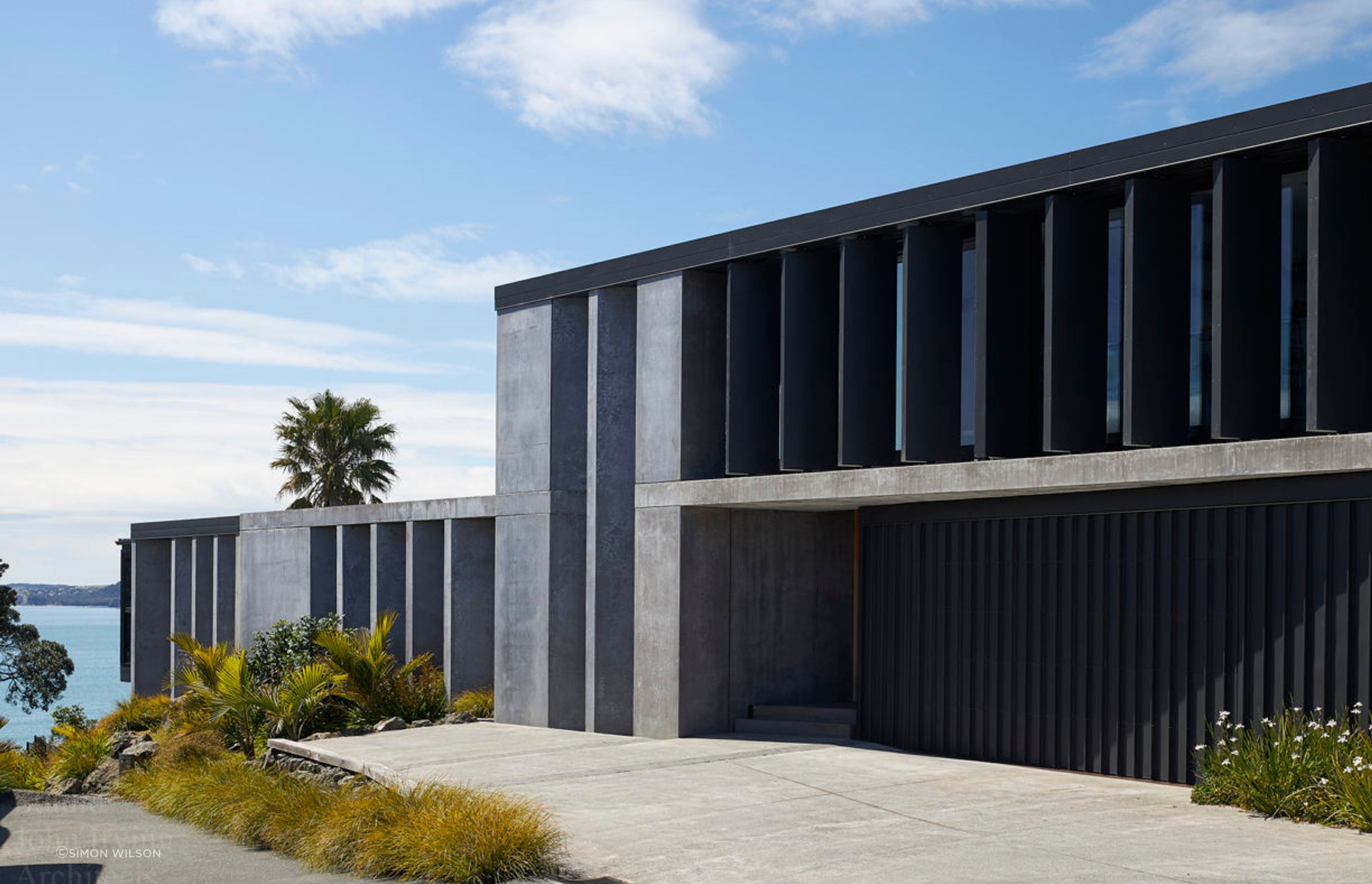 Cliffhanger House, Red Beach Architecture / Studio John Irving
