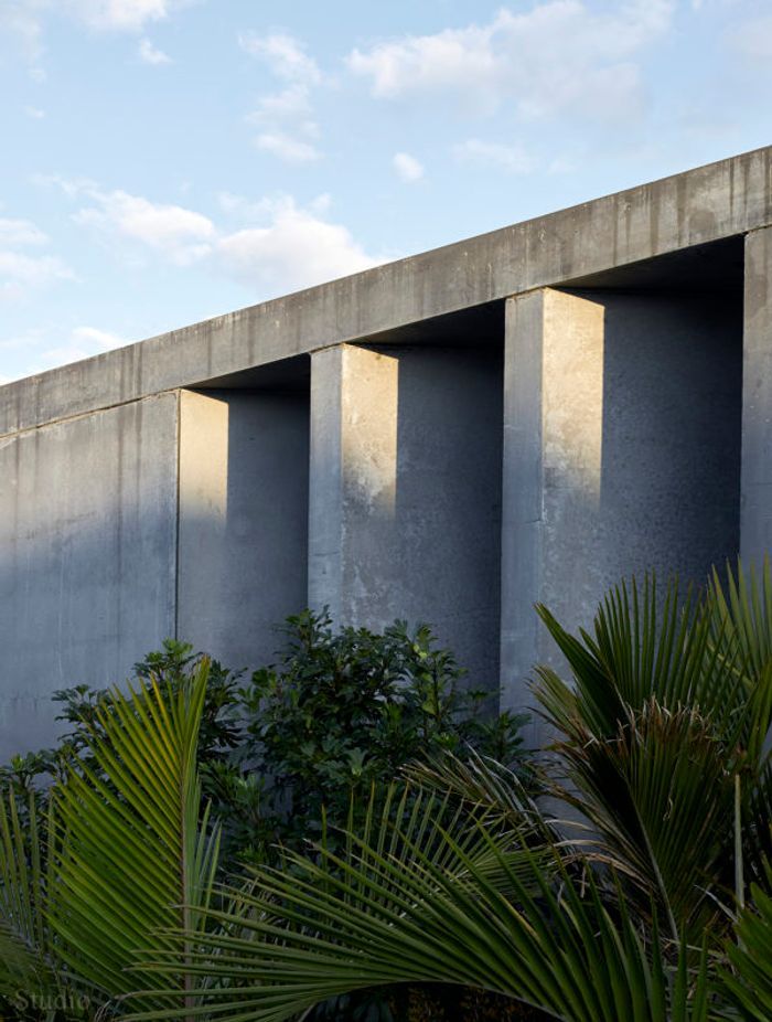  Cliffhanger House, Red Beach Architecture / Studio John Irving