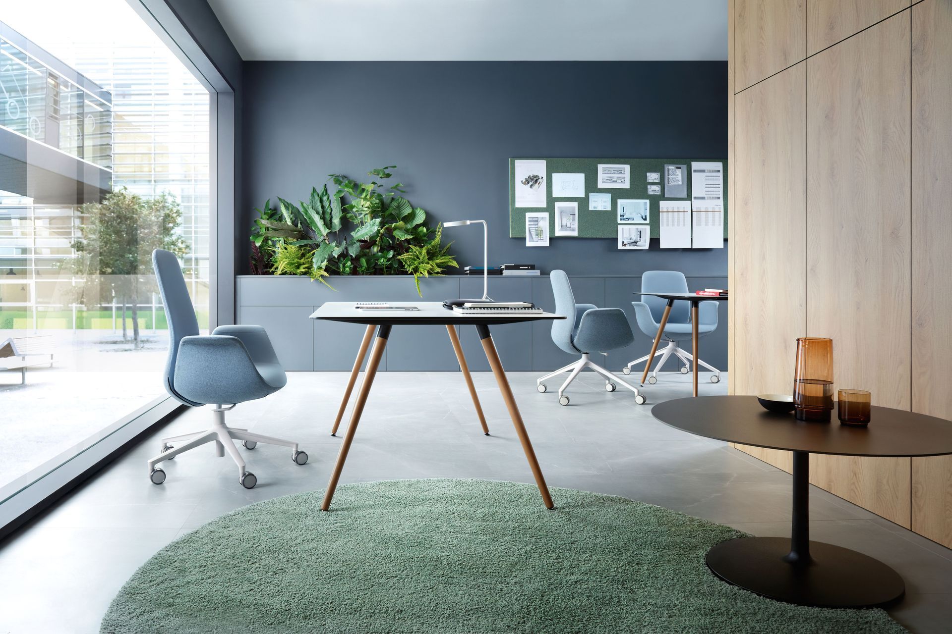 Flokk’s ElliePro chair with self-intuitive regulation mechanism, discreetly incorporated into the seat for quick and easy adjustment.