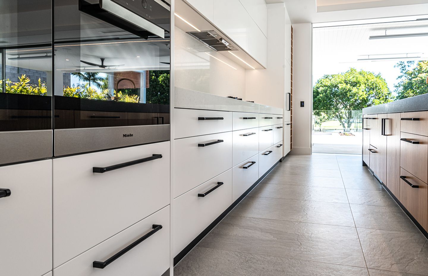 © Gull Design - featuring Schweigen UM1170-9S 900mm Silent Undermount Rangehood