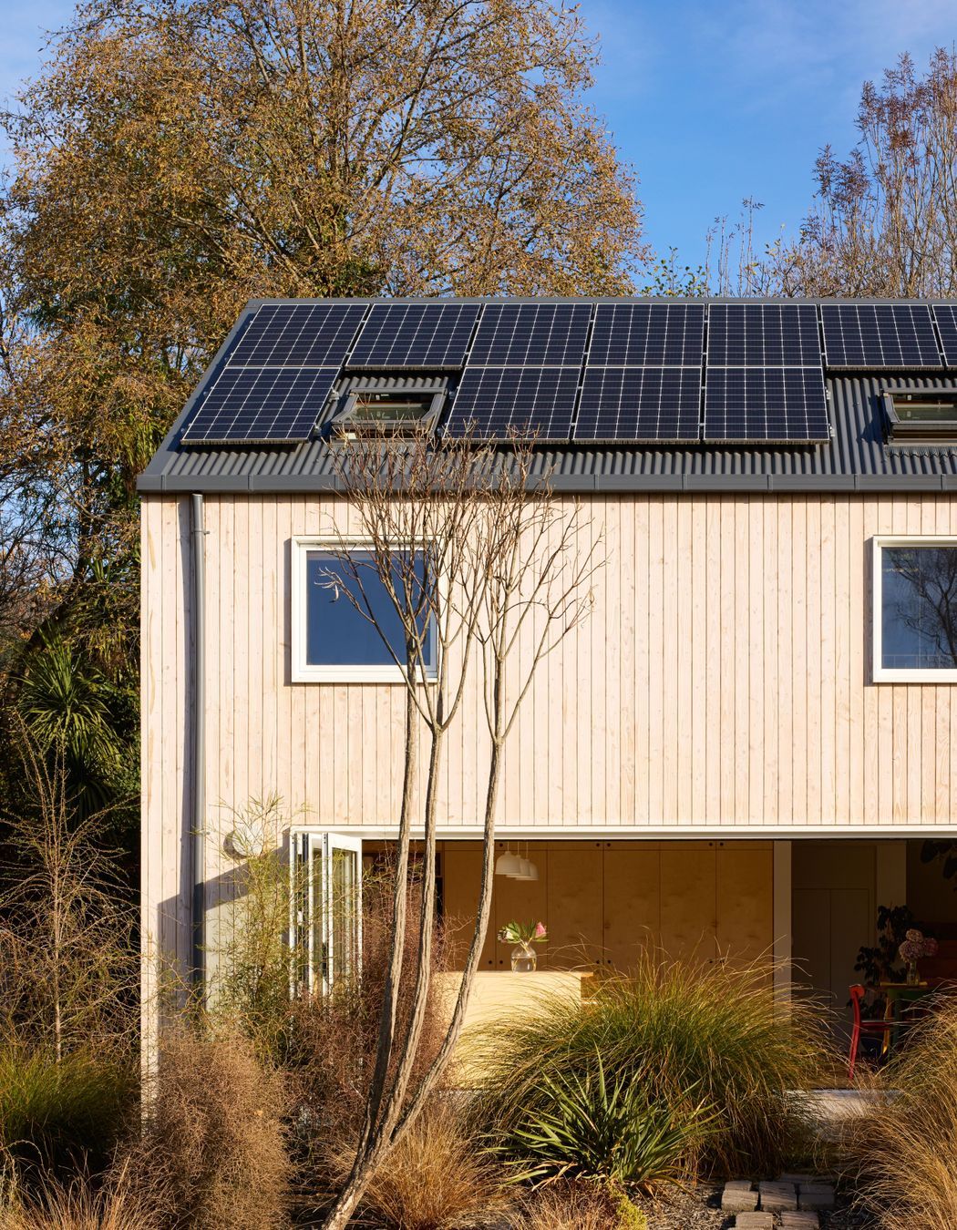 The home's simple profile allows for thermal and material efficiency.