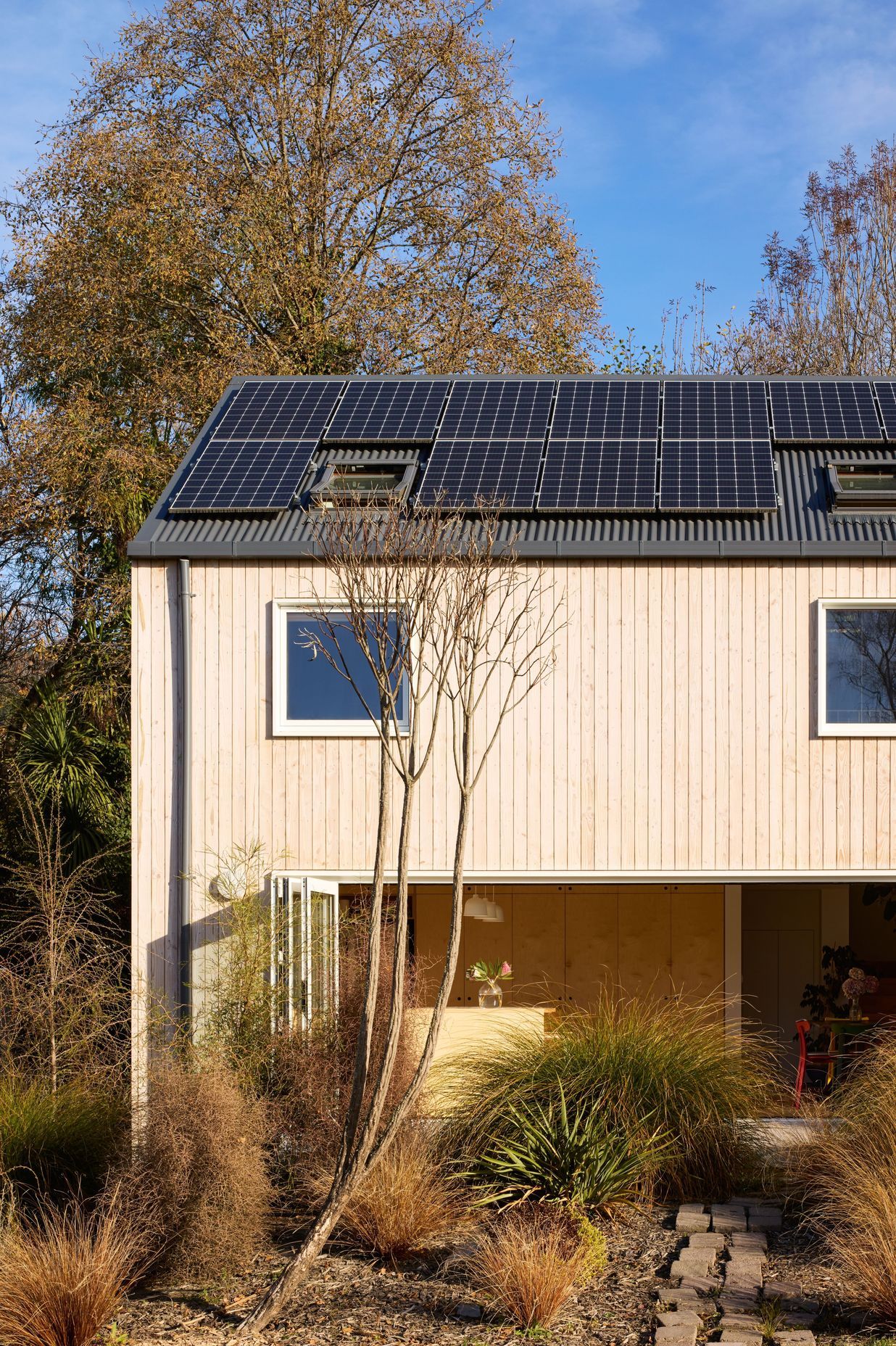 The home's simple profile allows for thermal and material efficiency.
