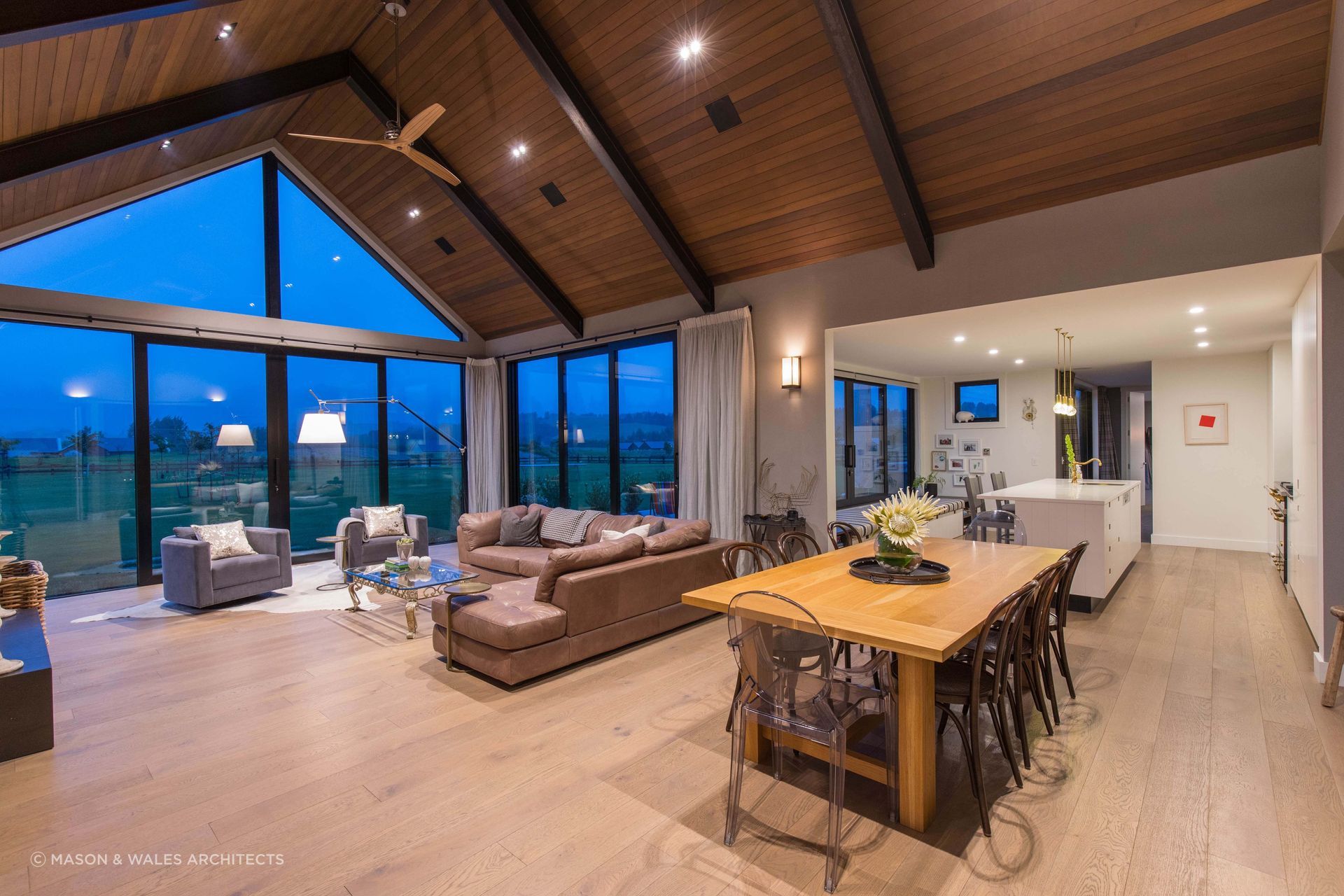 Glass doors and panels allow the view of the Wakatipu Basin to be fully appreciated - Photography: Bladescenes