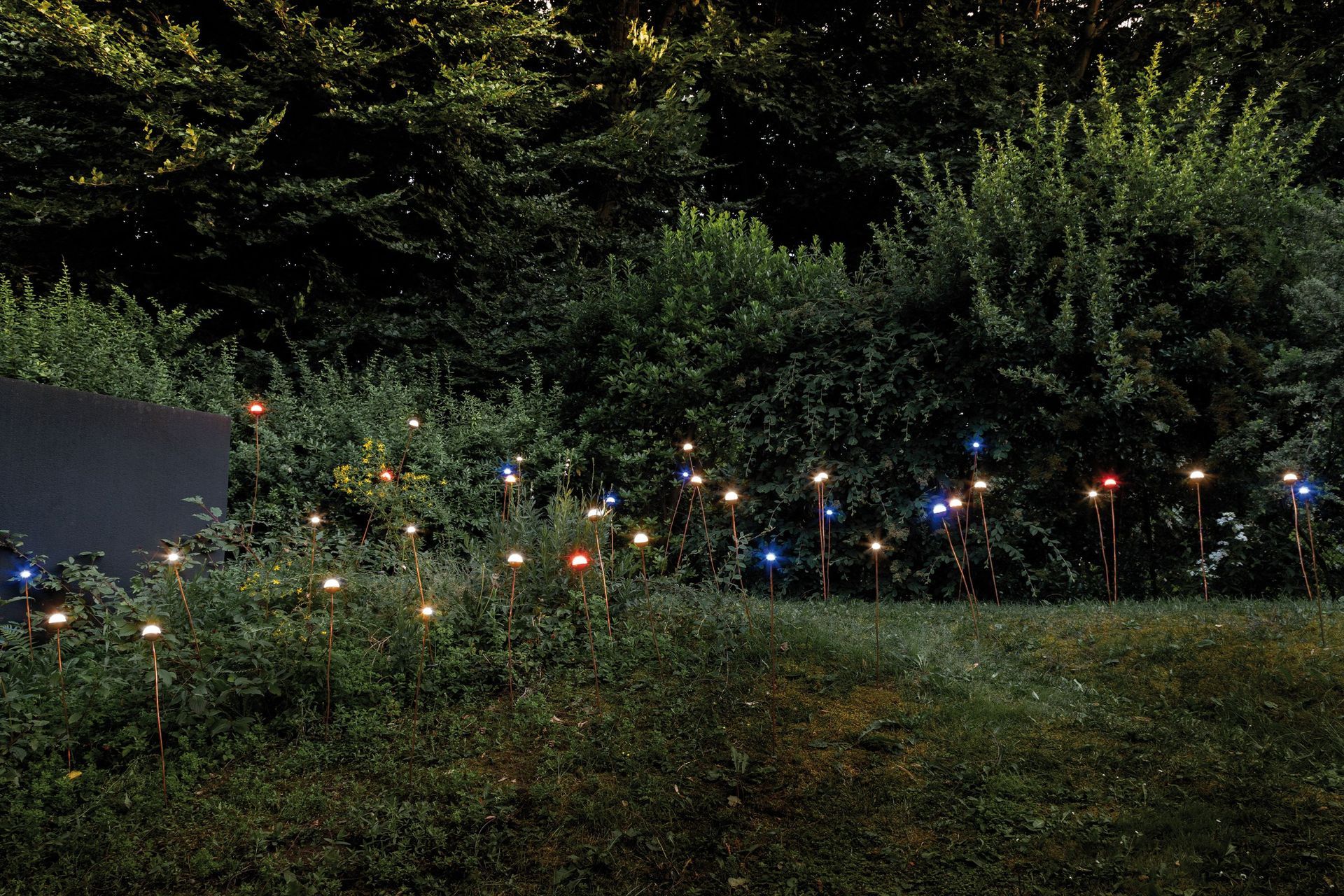 Soffio garden light with a flexible natural copper support and spherical silicone lens diffuser with LED light source, available in white, blue or red.