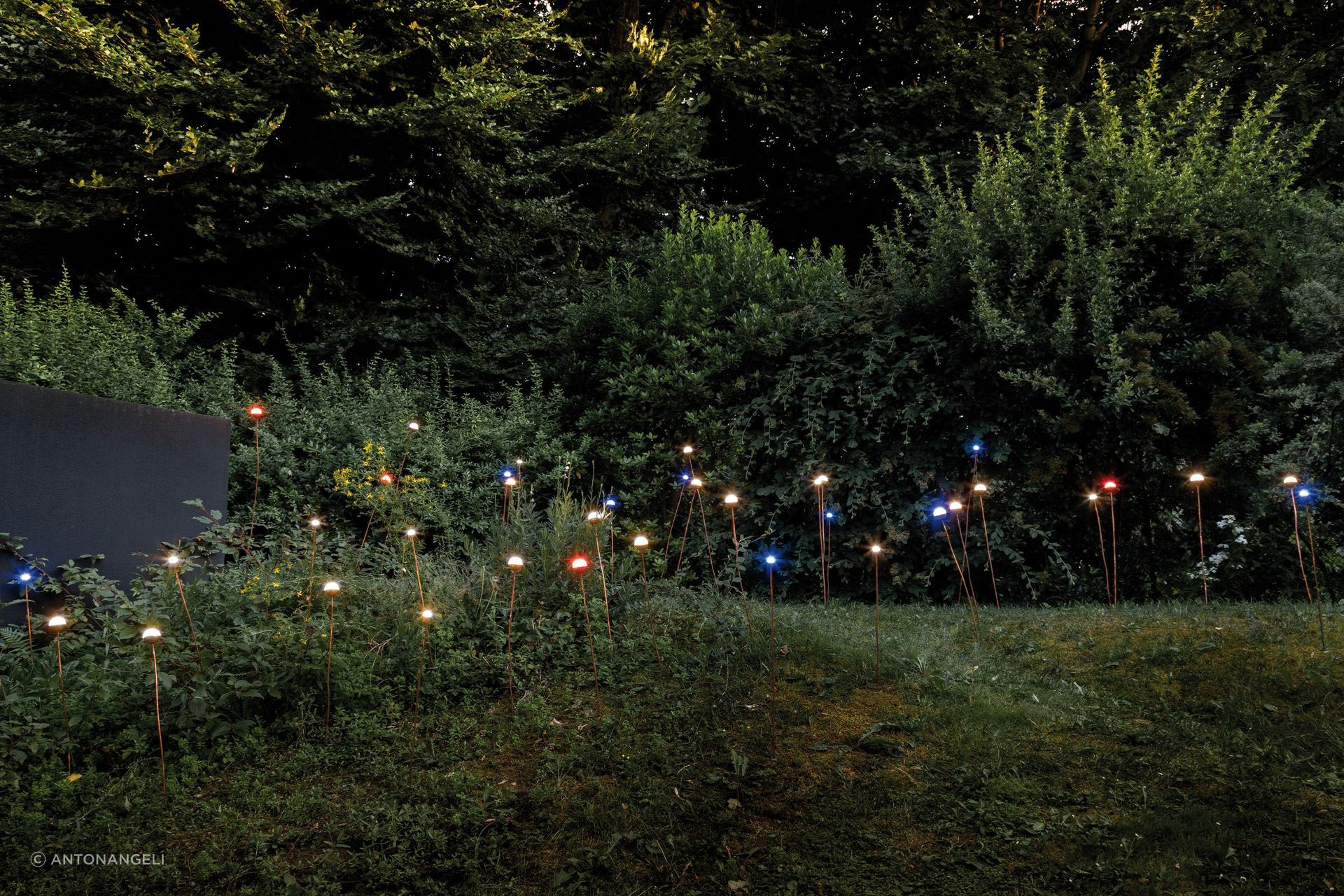 Soffio garden light with a flexible natural copper support and spherical silicone lens diffuser with LED light source, available in white, blue or red.